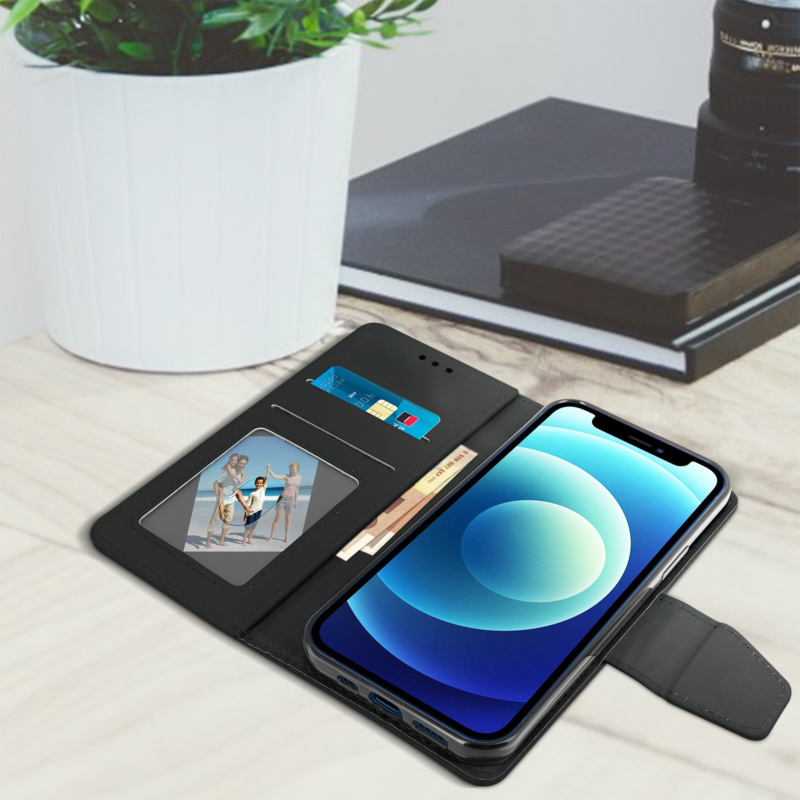 Téléphone dans un étui noir avec cartes. Il y a une photo à l'intérieur de l'étui. L'étui est ouvert.