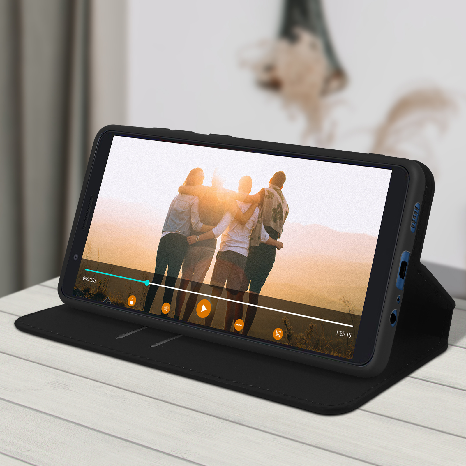 Téléphone montrant vidéo de personnes s'embrassant. Téléphone dans étui noir ouvert.