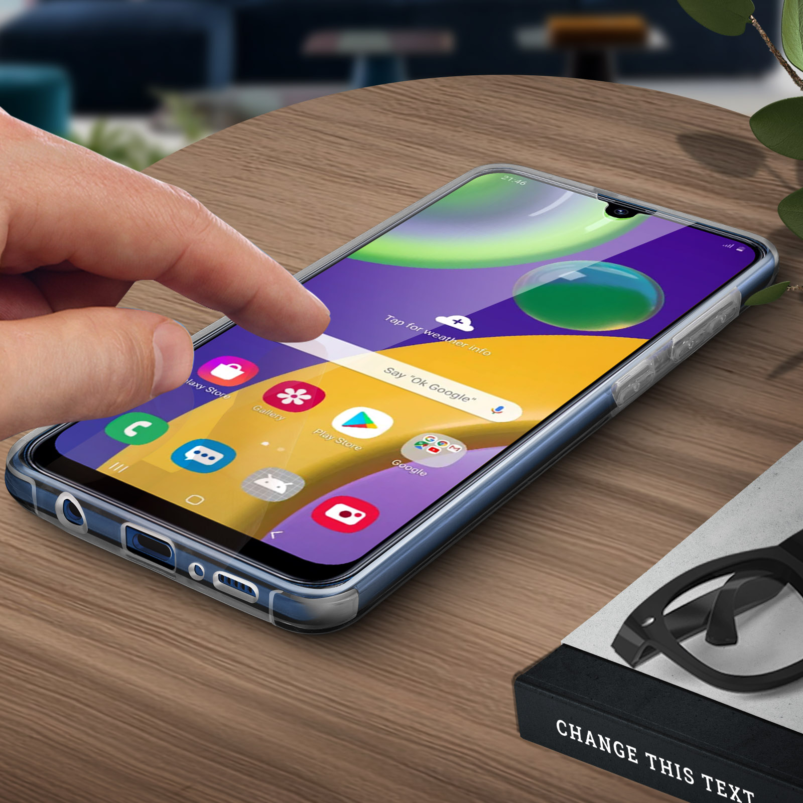 Una mano tocca lo schermo di un telefono che mostra icone di app. Un libro e occhiali sullo sfondo.
