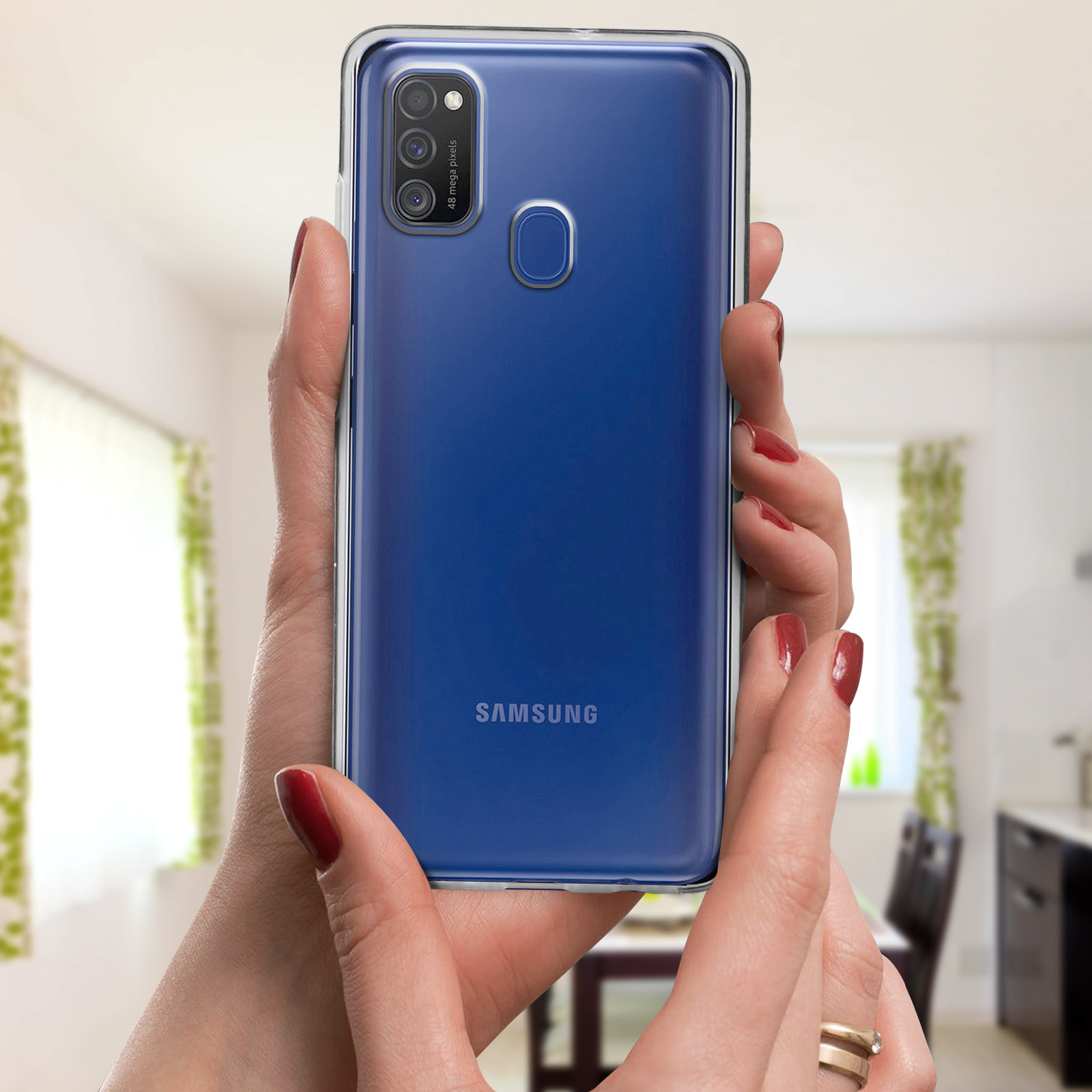 Mani che tengono un telefono blu con custodia trasparente. Il telefono ha una custodia trasparente.