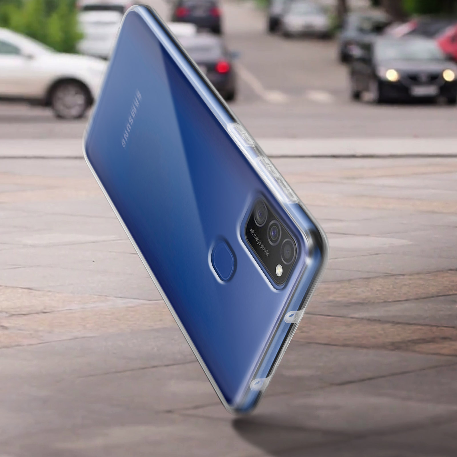 Un telefono blu con una custodia trasparente, leggermente inclinato. Lo sfondo mostra una strada con auto.