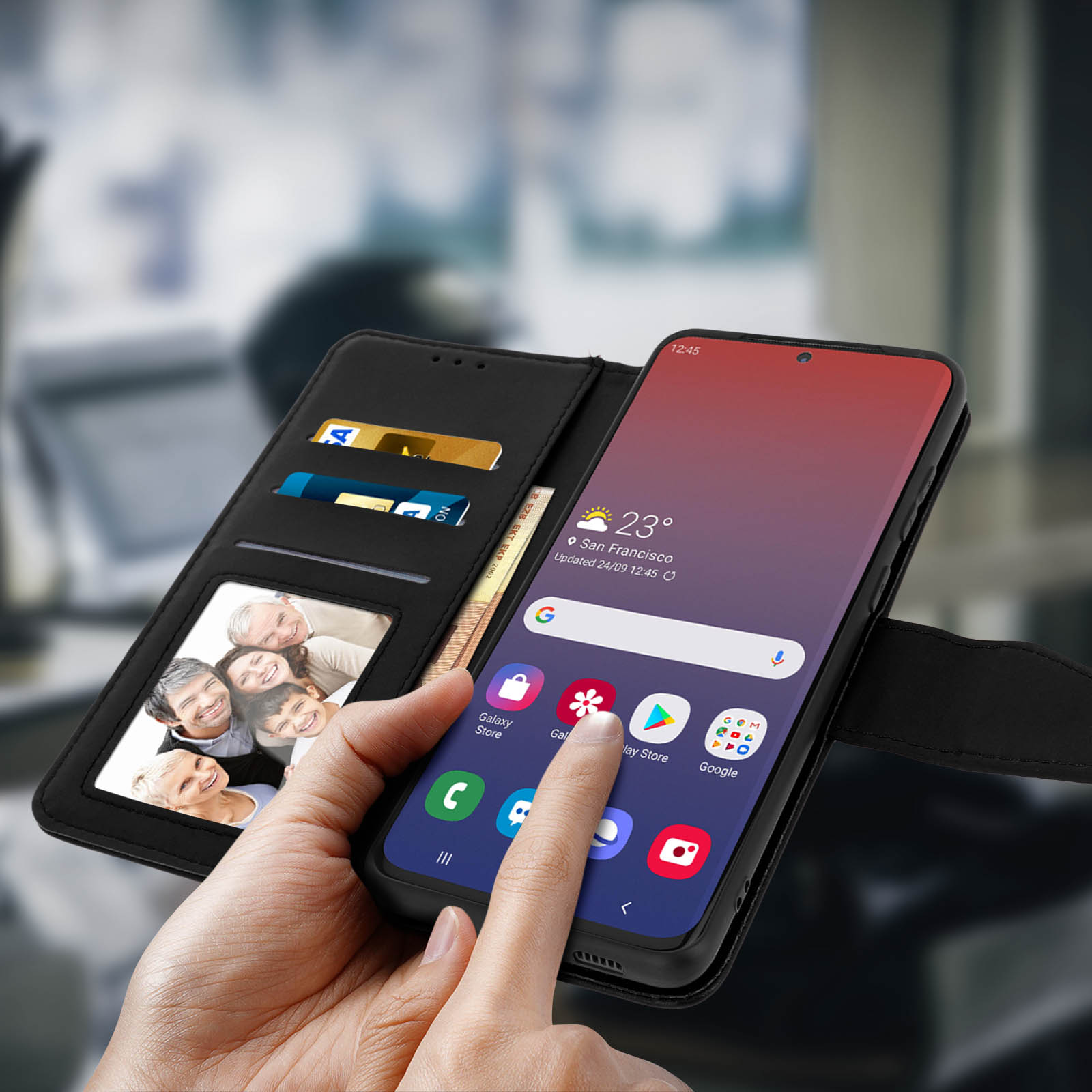 Una custodia per telefono con un telefono è aperta. Il telefono mostra una vista della città, calendario e app.