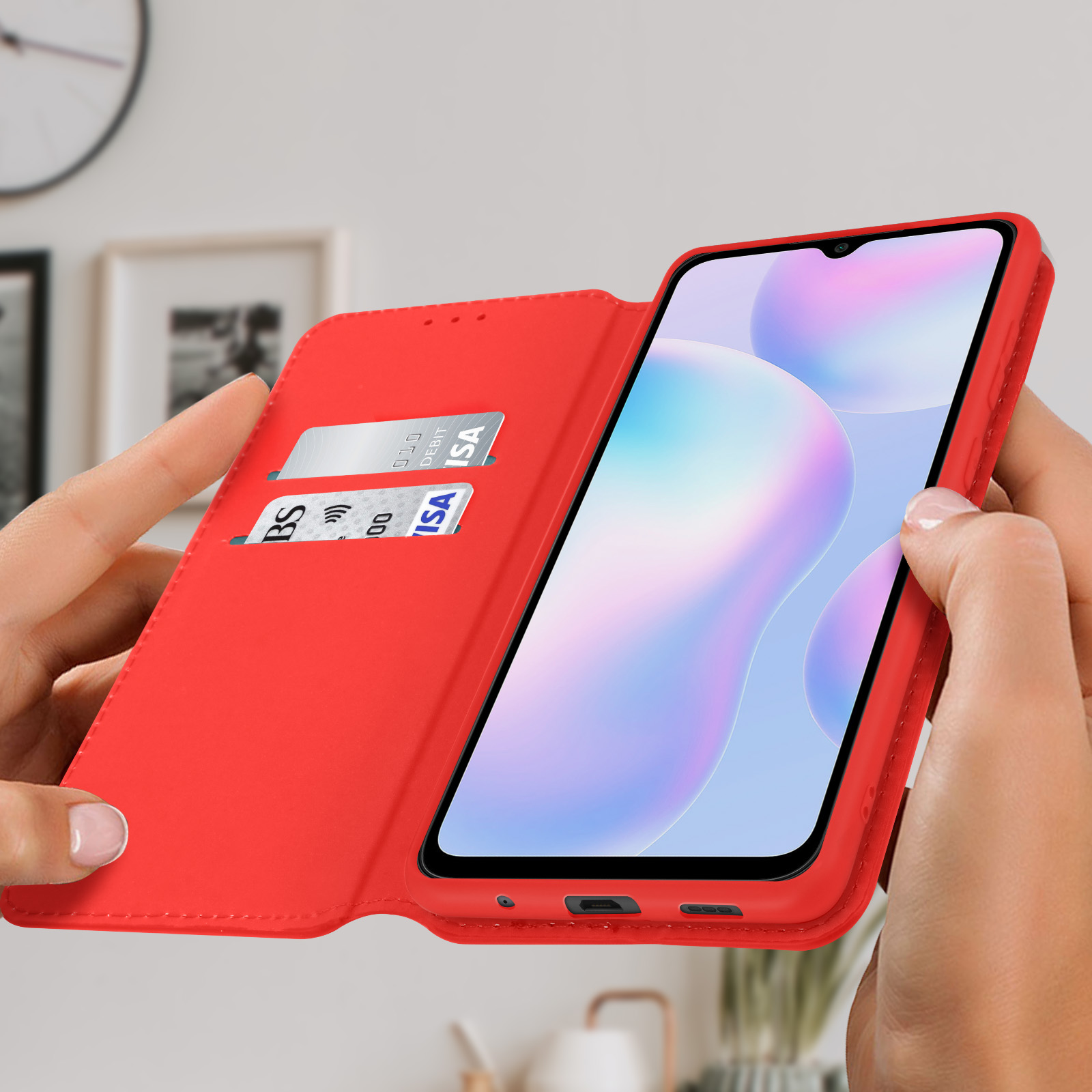 Custodia rossa per telefono, tenuta in mano. Lo schermo del telefono è visibile.