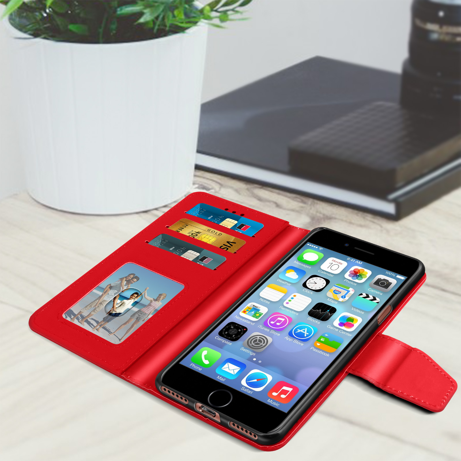 Una custodia rossa per telefono è aperta, rivelando un telefono con icone di app. Sono visibili anche carte di credito e una foto.