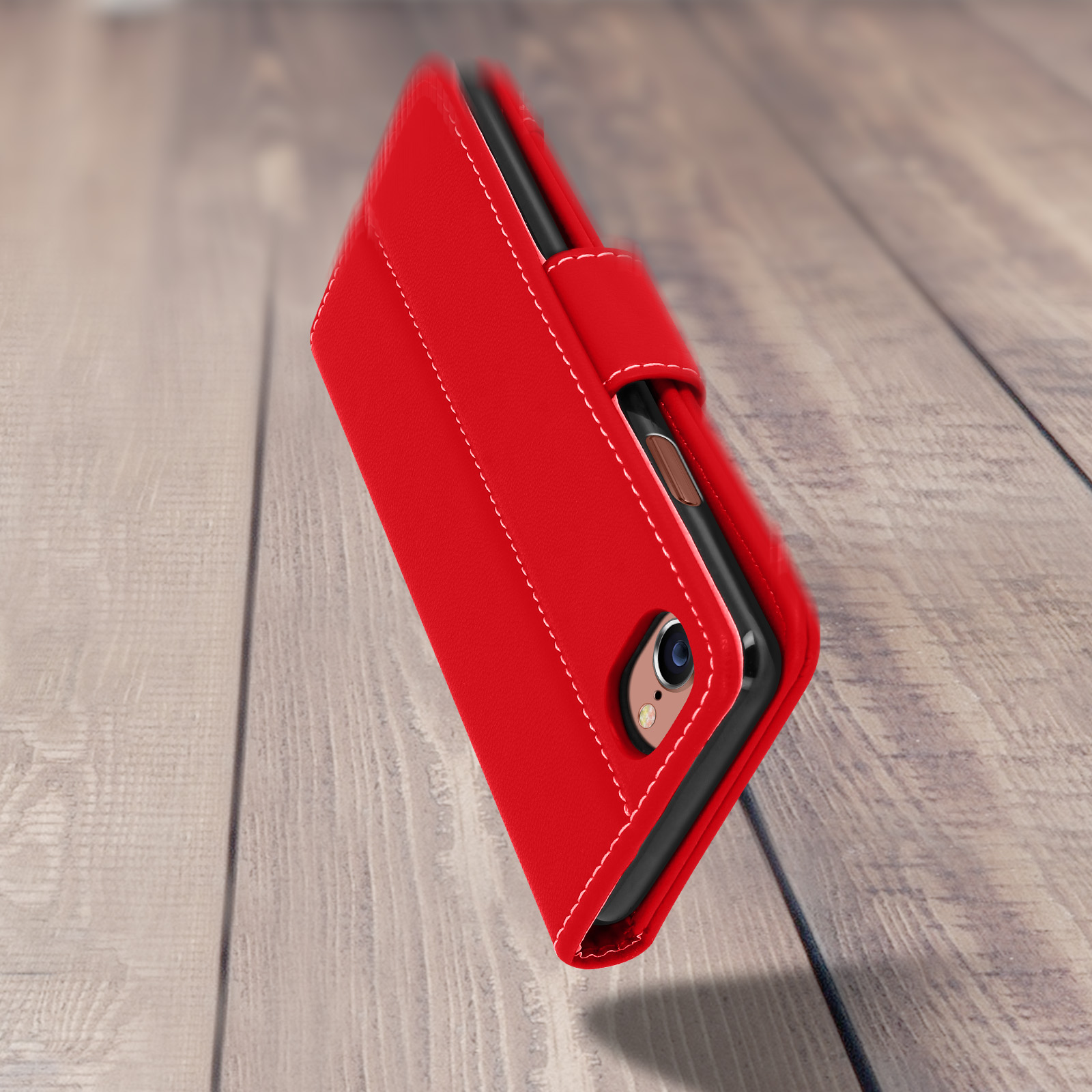 Custodia a portafoglio rossa per telefono su una superficie in legno.
