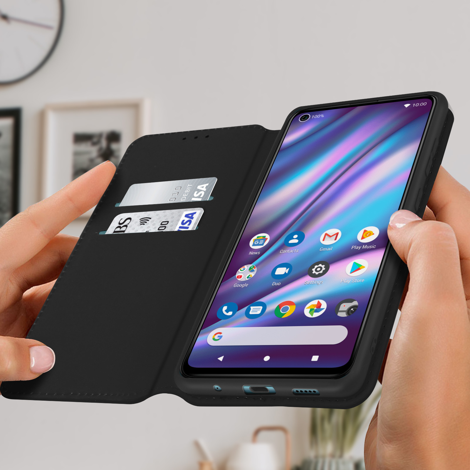 Handen houden een telefoon met zwarte hoes vast, met iconen en creditcards.