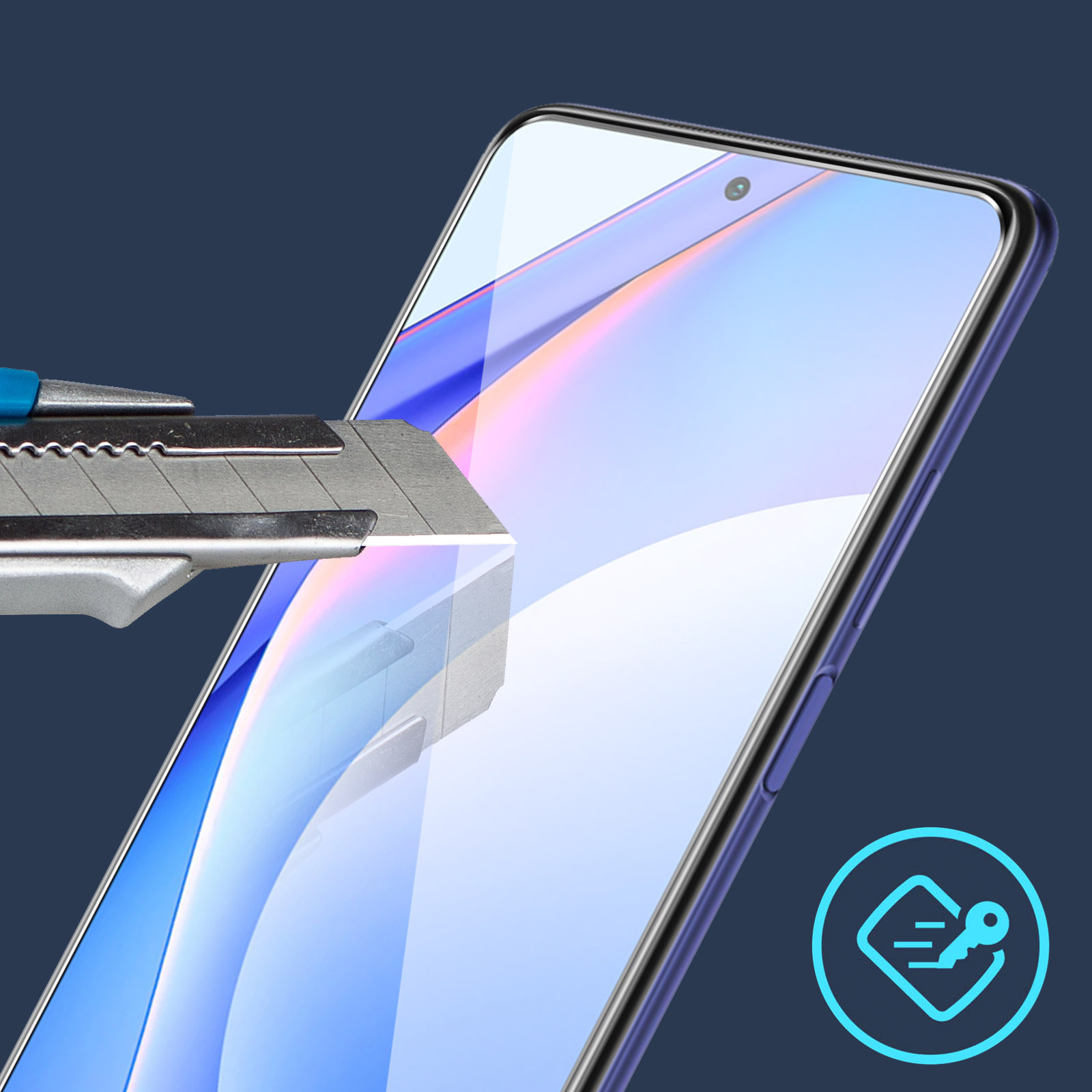 Un taglierino taglia lo schermo di un telefono con bordo blu. Lo sfondo è blu scuro.