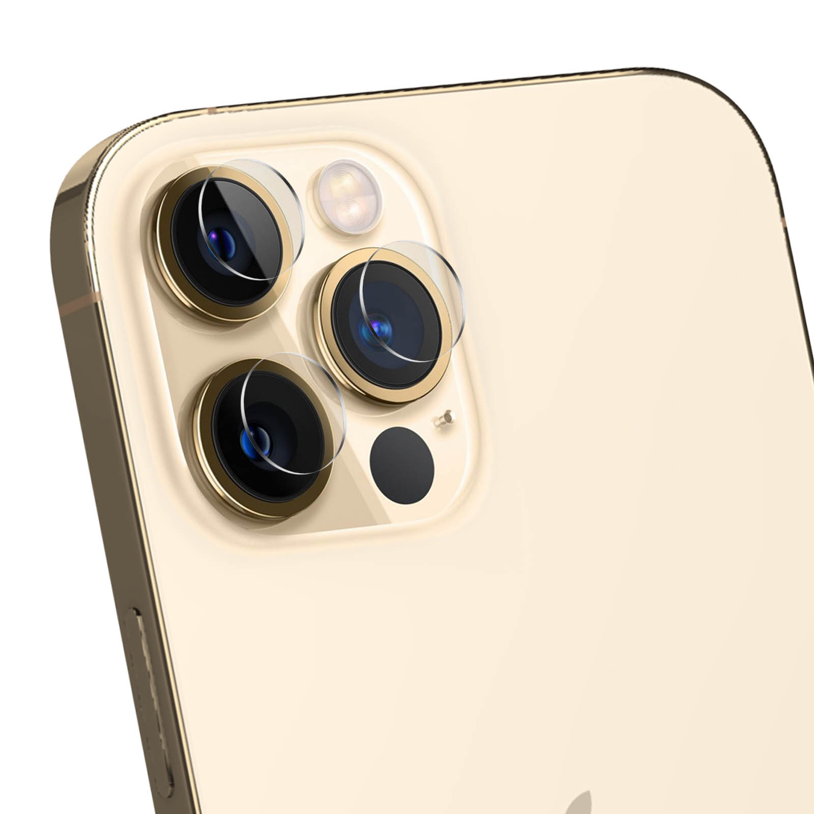 Close-up van een telefoon met gouden cameralenzen en een gouden achterkant. De telefoon wordt in de hand gehouden.