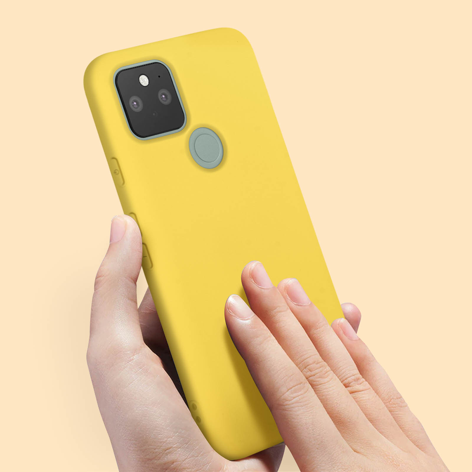 Una mano tiene una custodia gialla per telefono con fotocamere. La custodia è gialla. C'è uno sfondo color pesca.