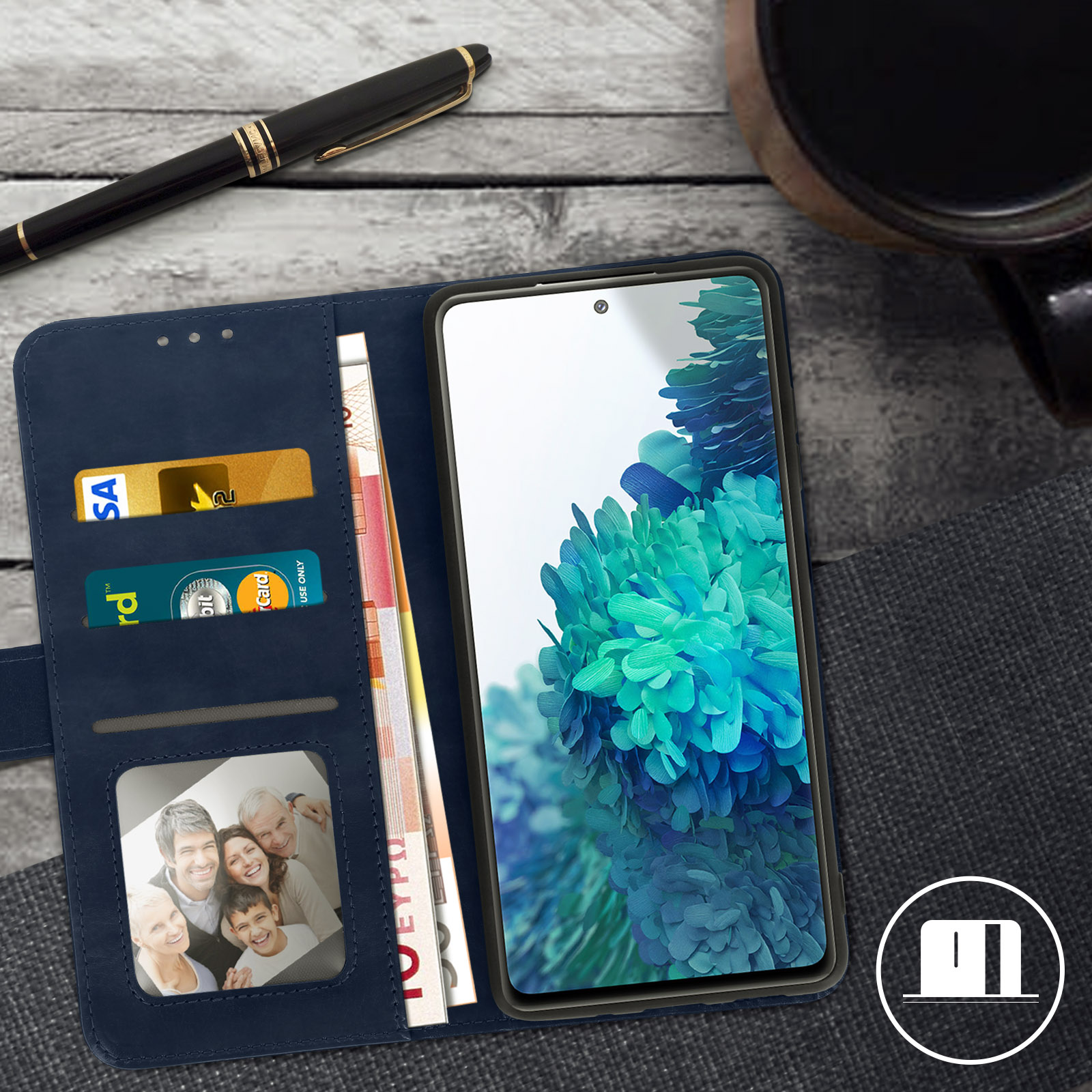 Blauwe telefoonportemonnee met een telefoon erin, kaarten, geld en een familiefoto.
