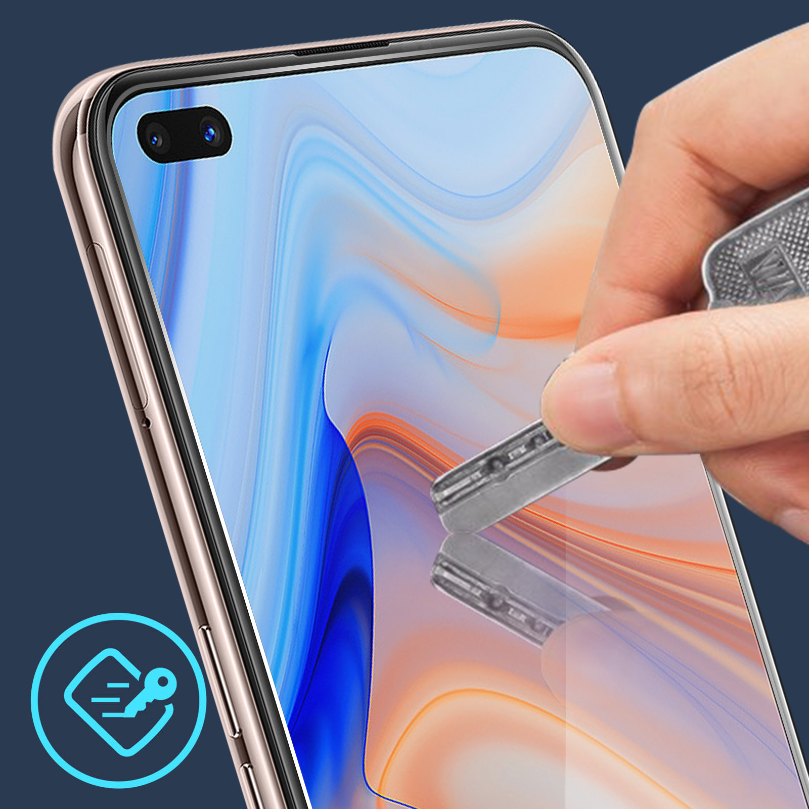 La mano sta applicando una protezione per lo schermo a un telefono. Il telefono è color oro.