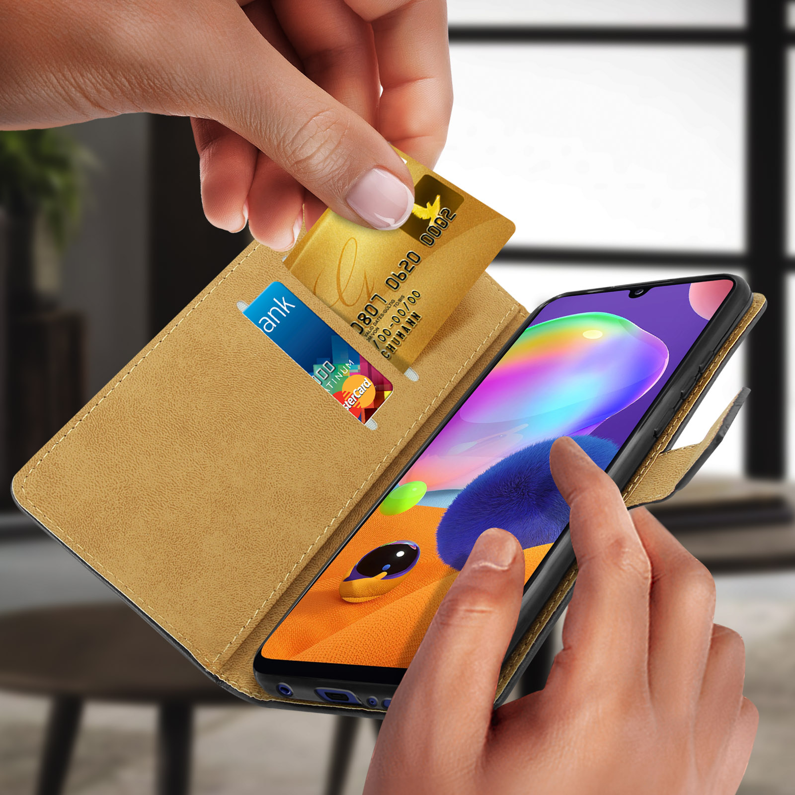 Mano che inserisce una carta dorata in una custodia per telefono. Il telefono mostra un'immagine.