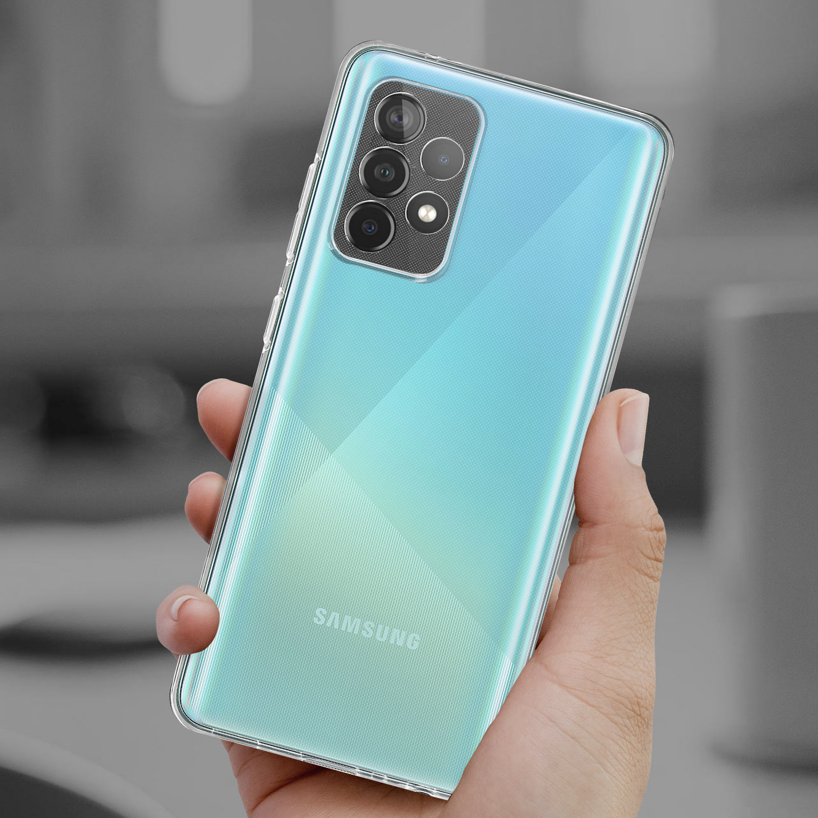 Eine Hand hält ein Telefon in einer durchsichtigen Hülle. Das Telefon ist hellblau mit einem Samsung-Logo.