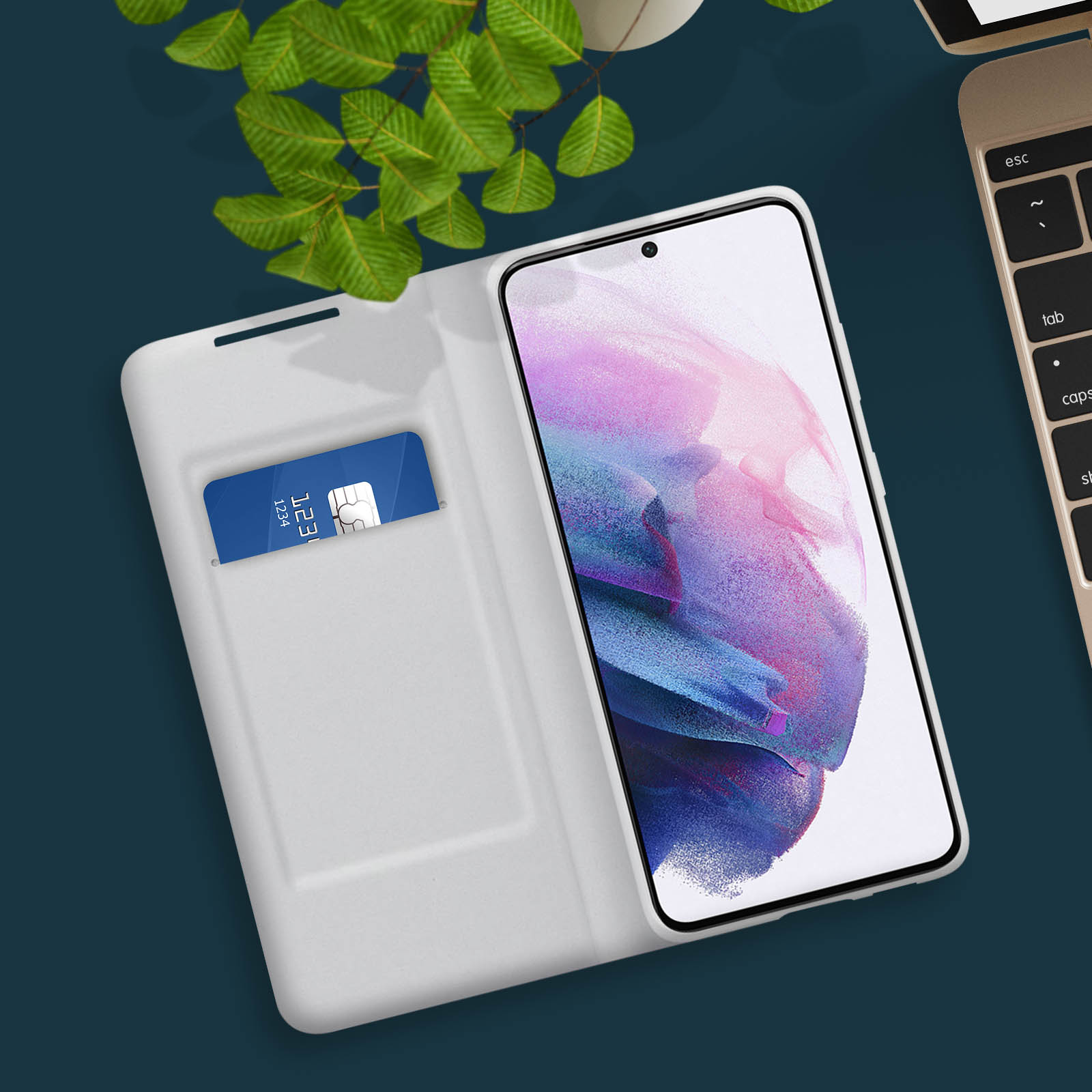 Eine weiße Handyhülle mit einem Telefon darin. Eine Kreditkarte in einer Tasche.