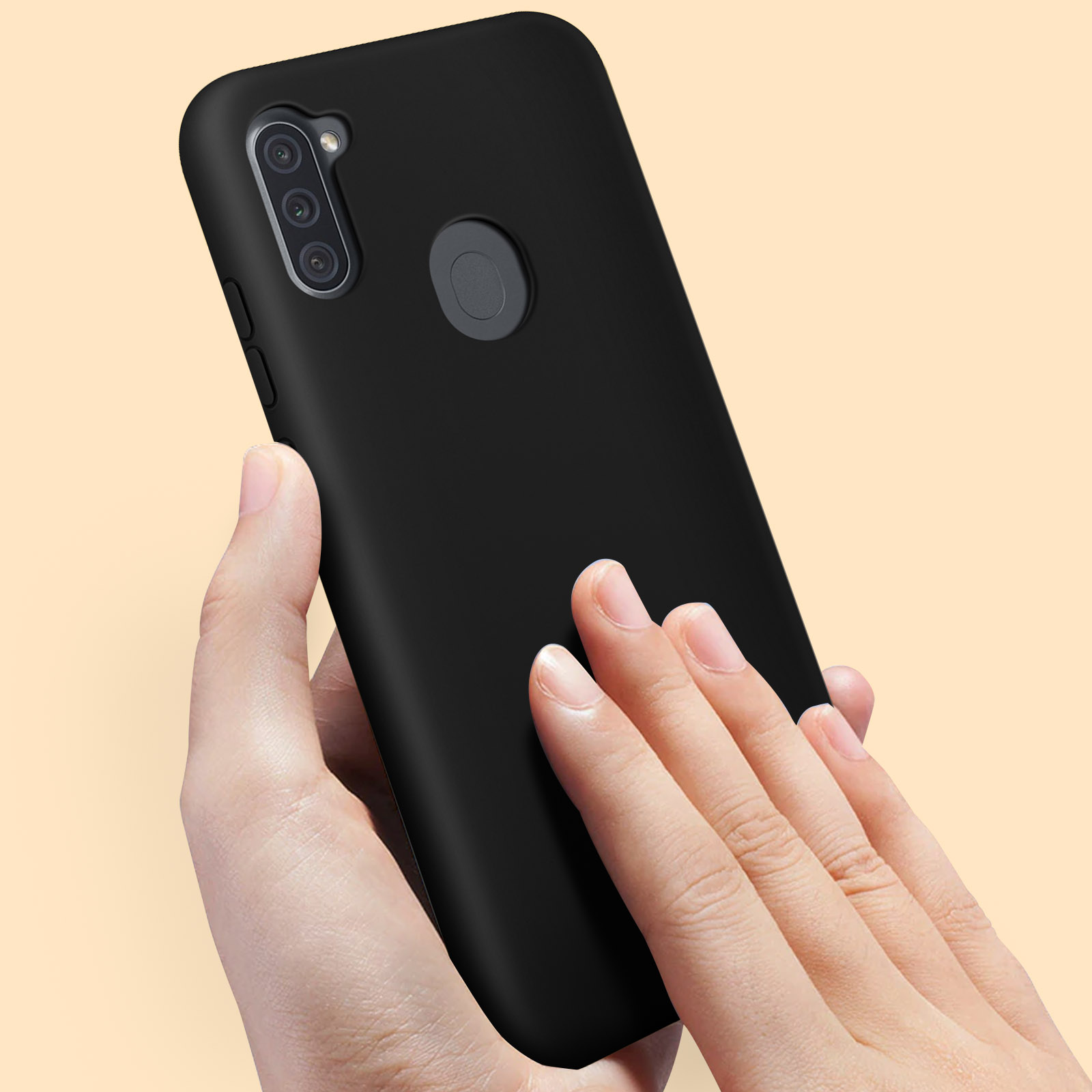 Eine Hand hält ein schwarzes Telefon mit Kamera. Der Hintergrund ist hellorange.
