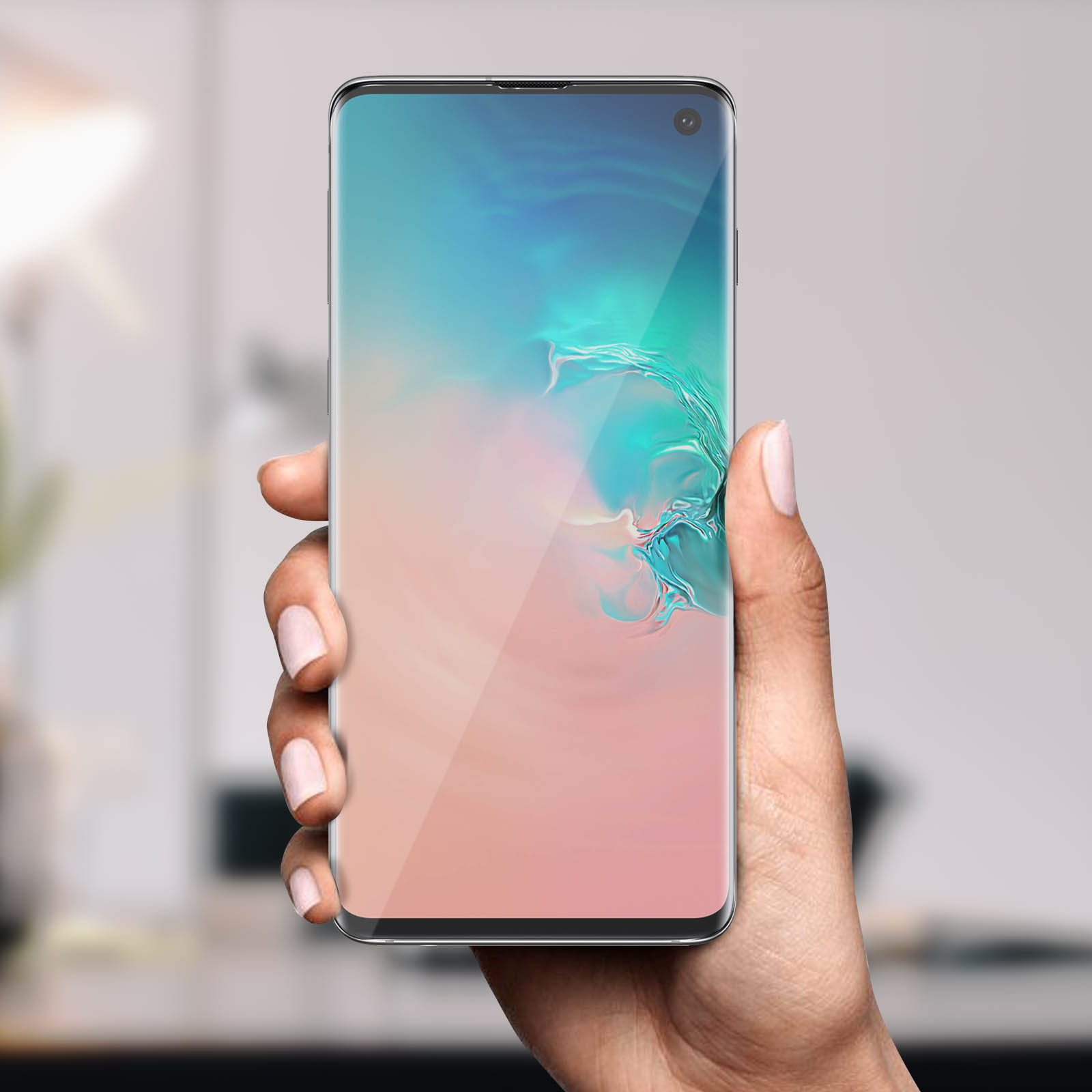 Mano che tiene un telefono mostrando lo schermo. Il telefono è in una mano.