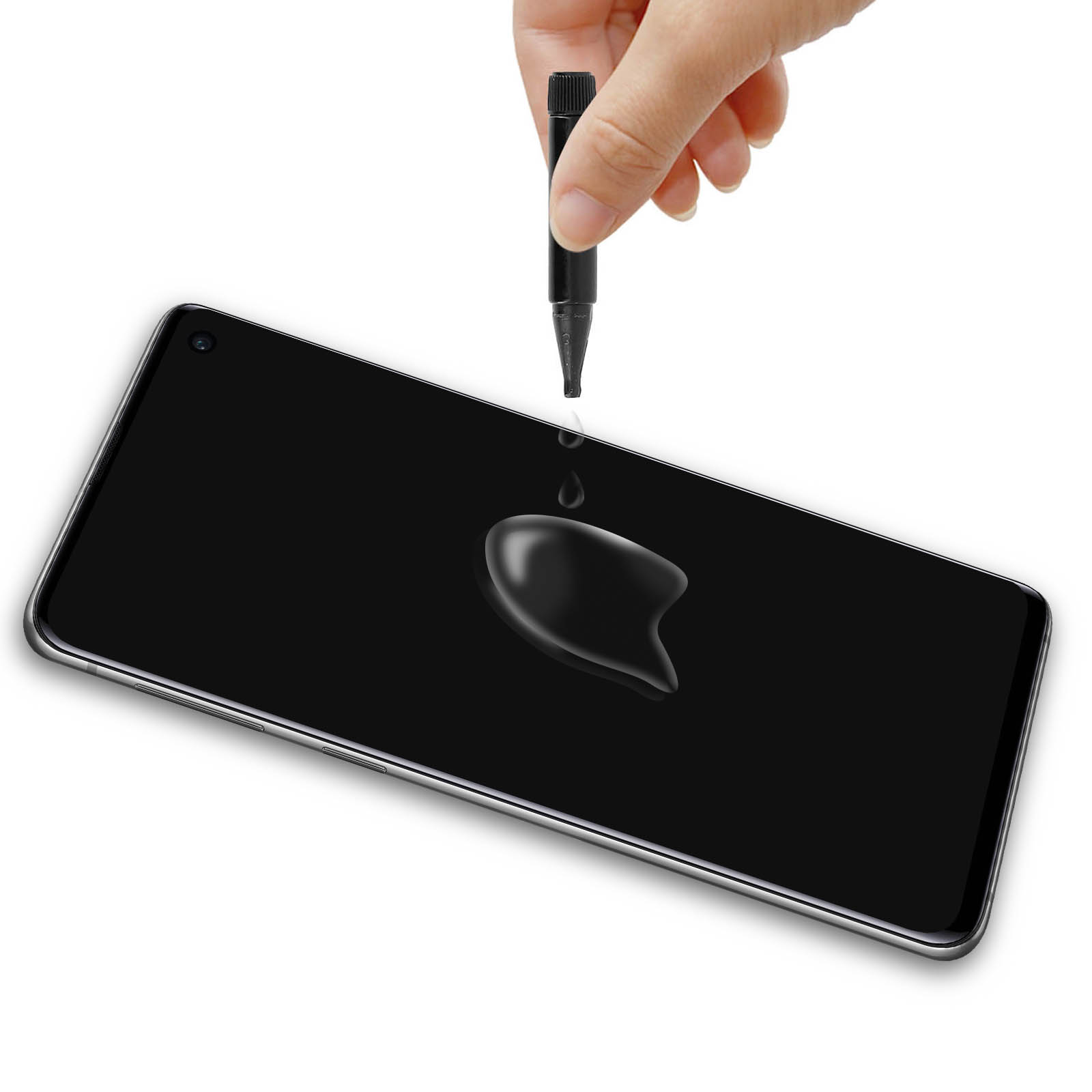Mano applica liquido sullo schermo del telefono. Gocce di liquido sullo schermo nero.