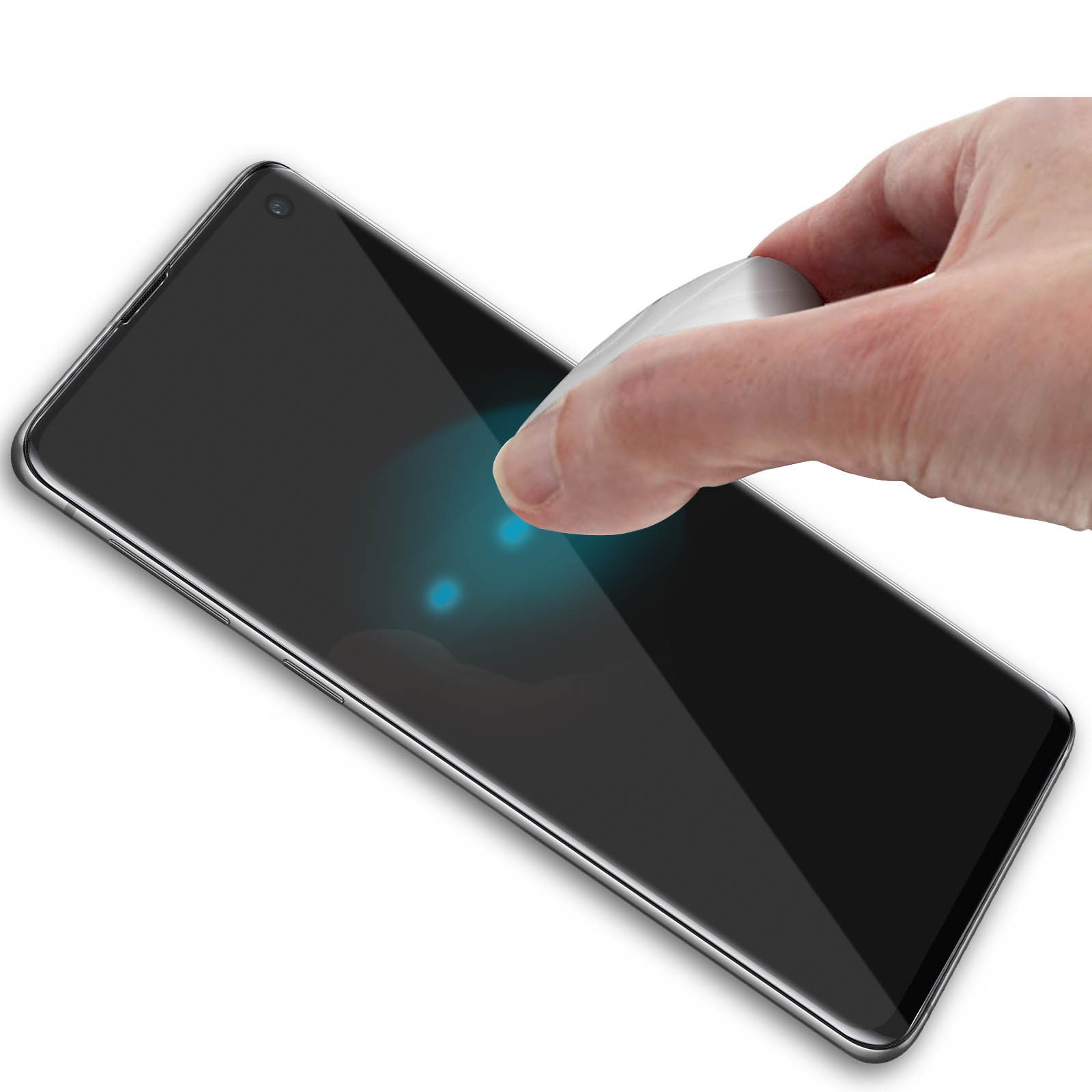Mano che disinfetta lo schermo del telefono con un dispositivo. Il telefono è argentato.