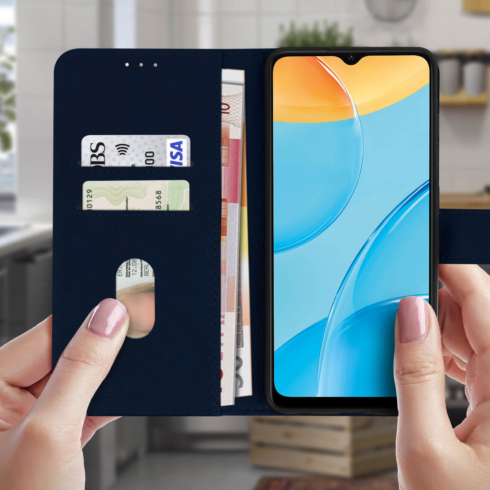 Telefono in custodia di pelle blu, con carte di credito e denaro all'interno, tenuto in mano.
