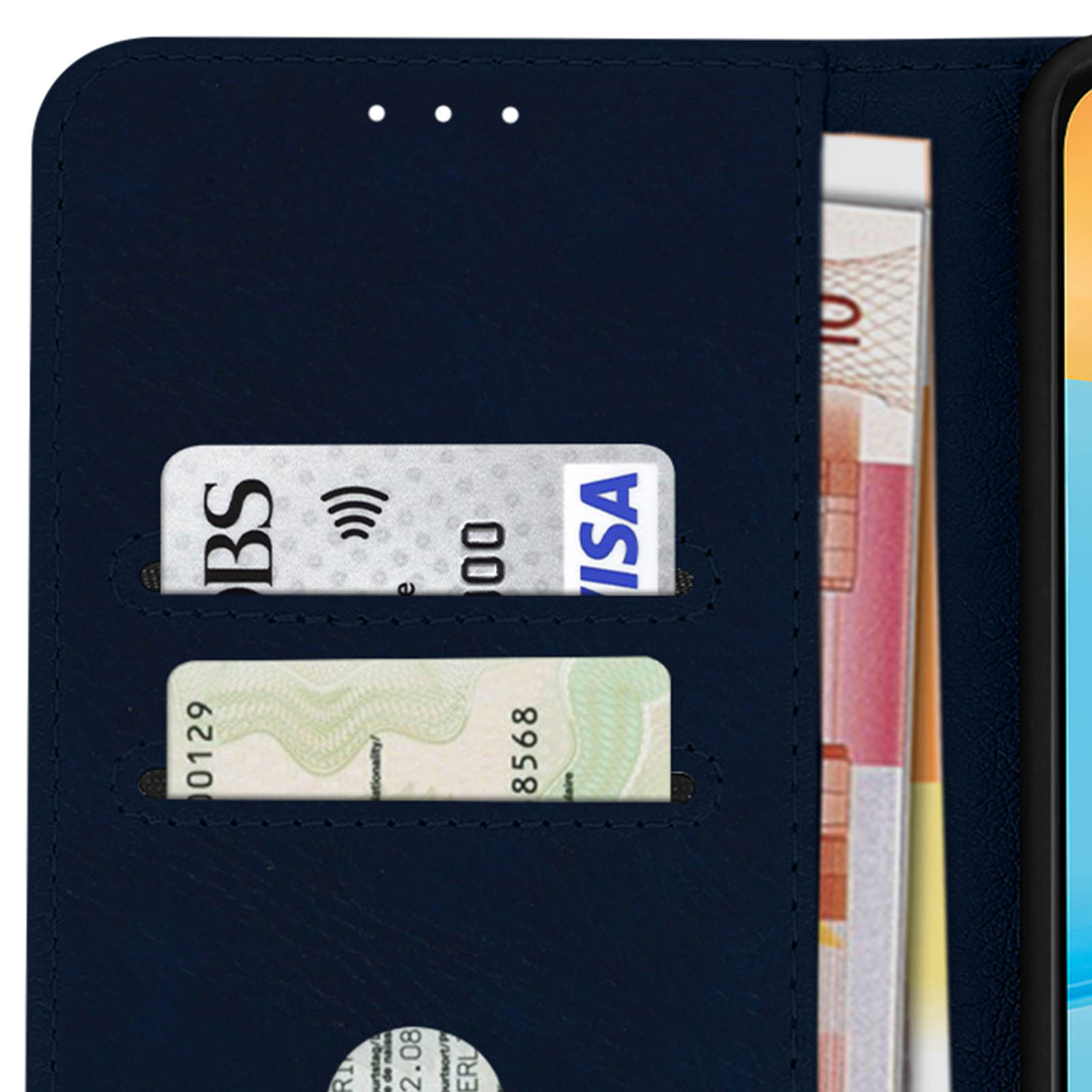 Una custodia blu per telefono aperta con carte di credito e una fattura all'interno. Su una superficie bianca.
