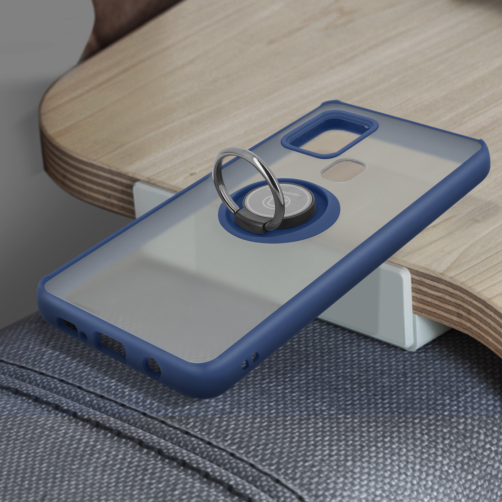Une coque bleue avec anneau argenté sur du bois.