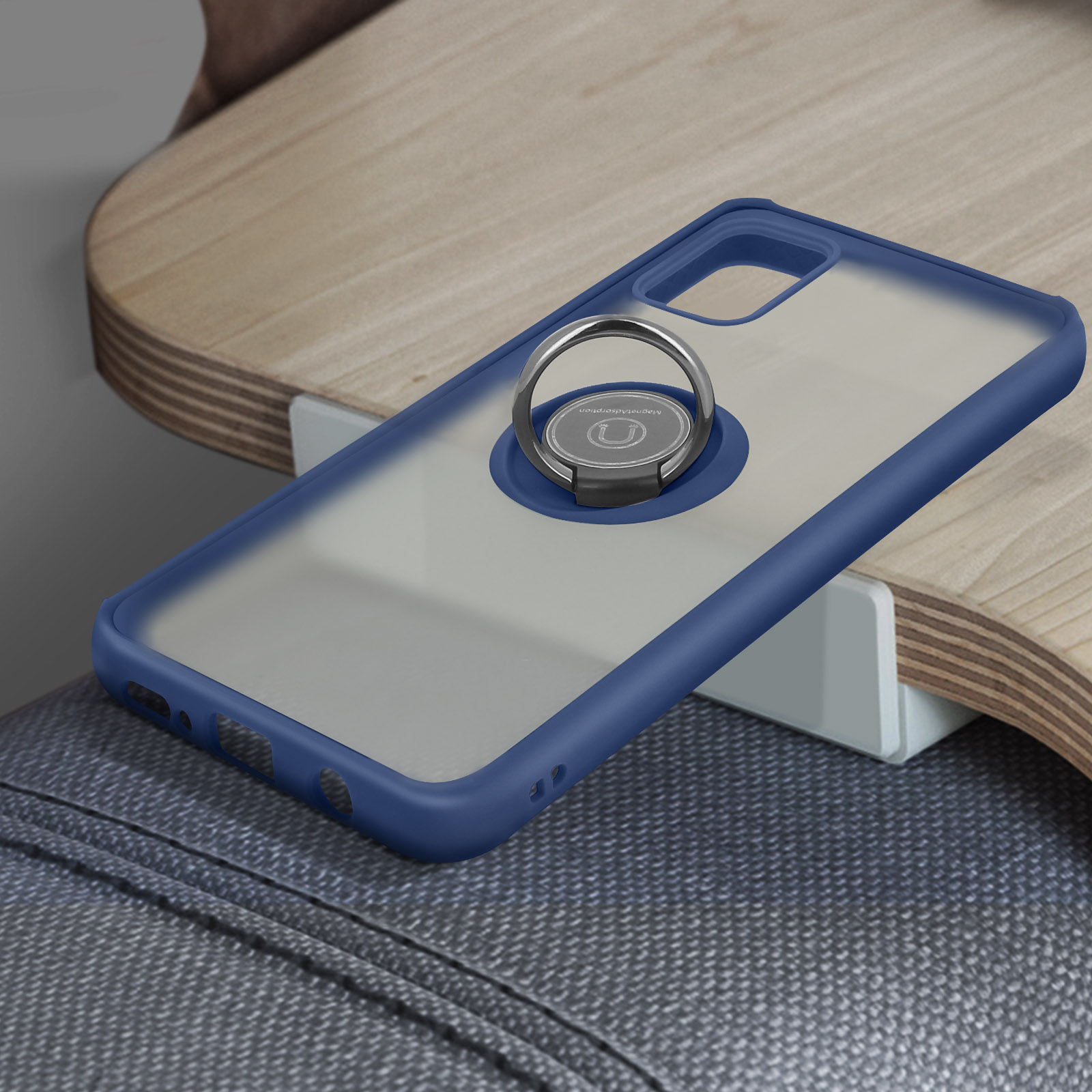 Coque de téléphone bleue avec anneau. Sur bois, avec tissu gris.
