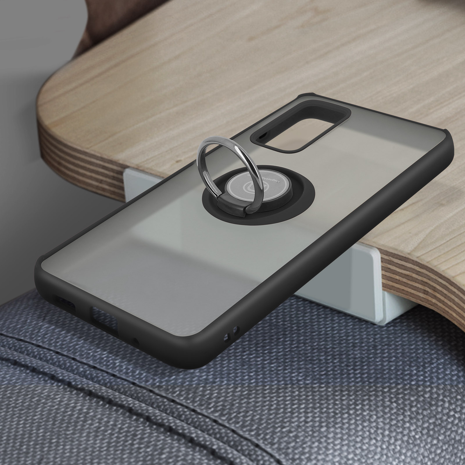 Een zwarte telefoonhoes met een ringhouder, geplaatst op een houten oppervlak.