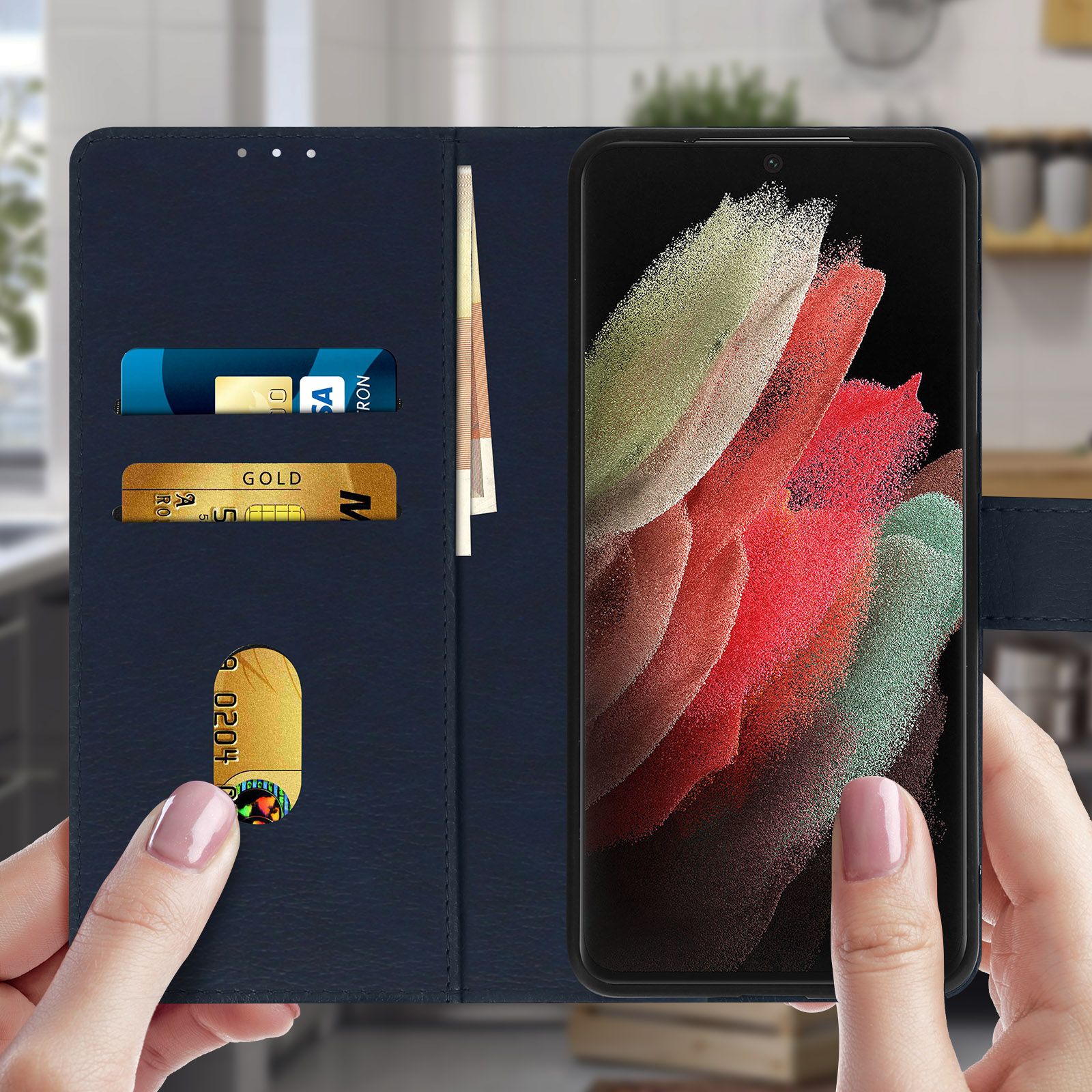 Custodia blu aperta con carte di credito e denaro, il telefono mostra un'immagine astratta colorata.