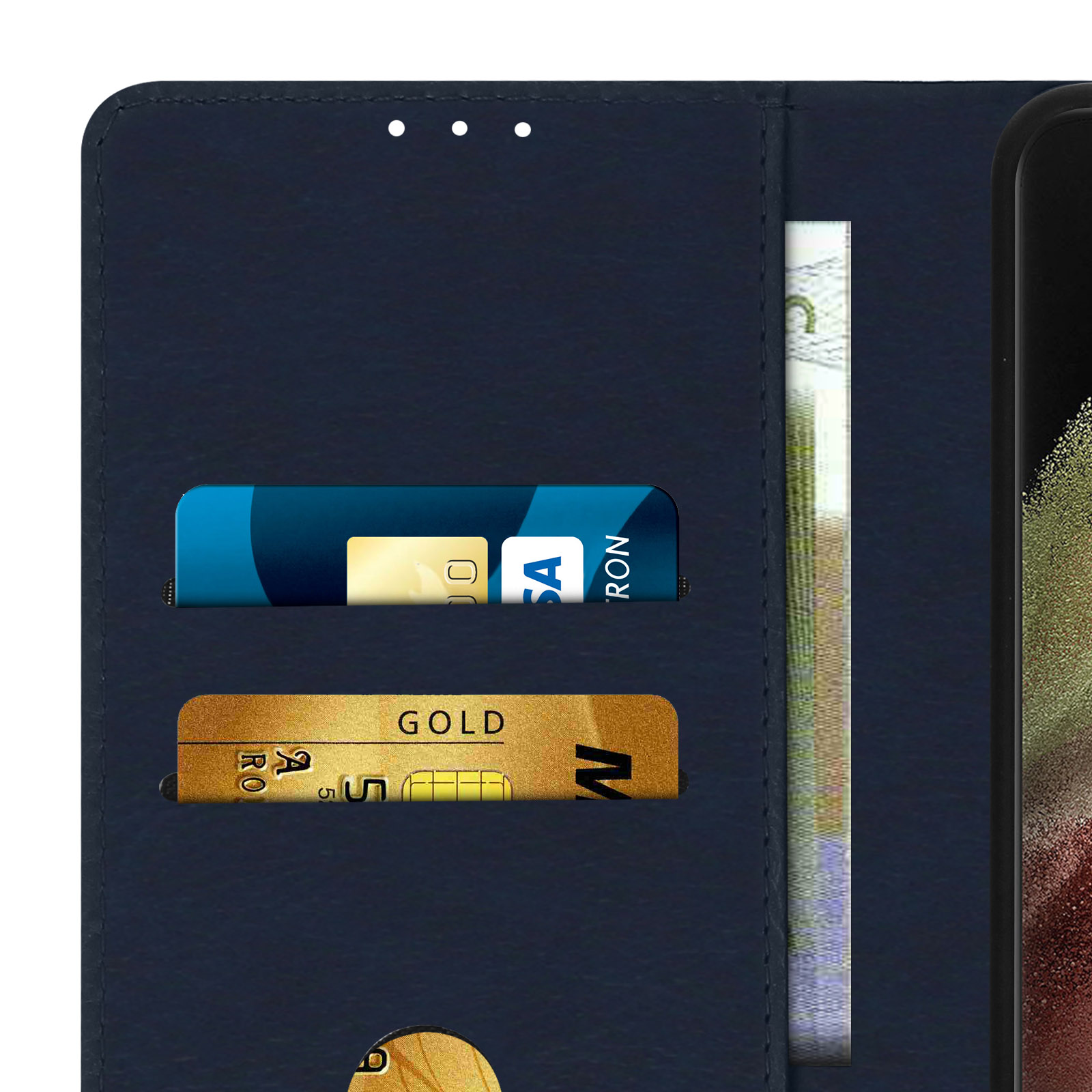 Un primo piano di una custodia per telefono con carte di credito e denaro all'interno. La custodia è blu scuro.