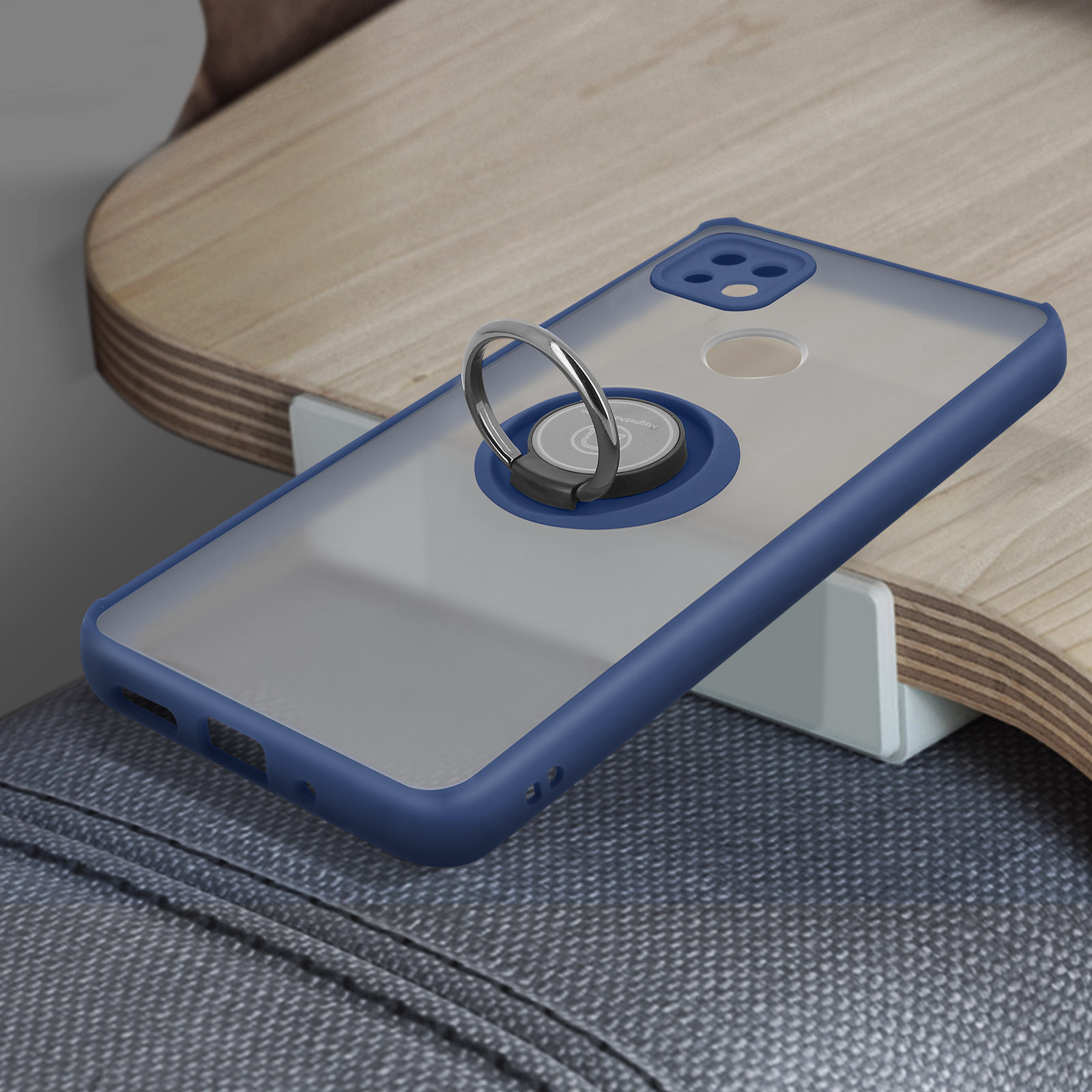 Coque de téléphone bleue et transparente avec anneau. Reposant sur une surface en bois.