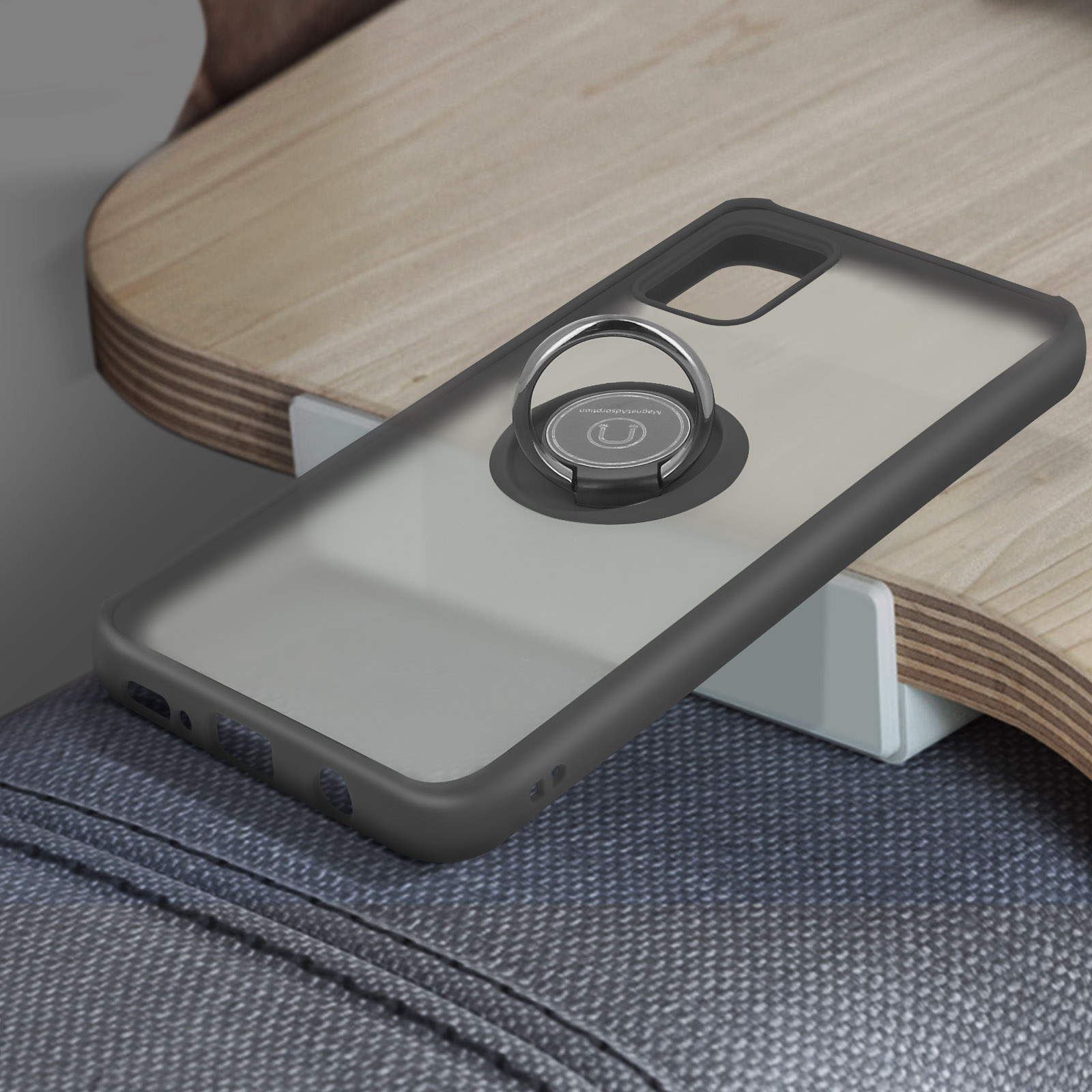 Coque de téléphone avec anneau sur surface en bois, avec un fond gris.