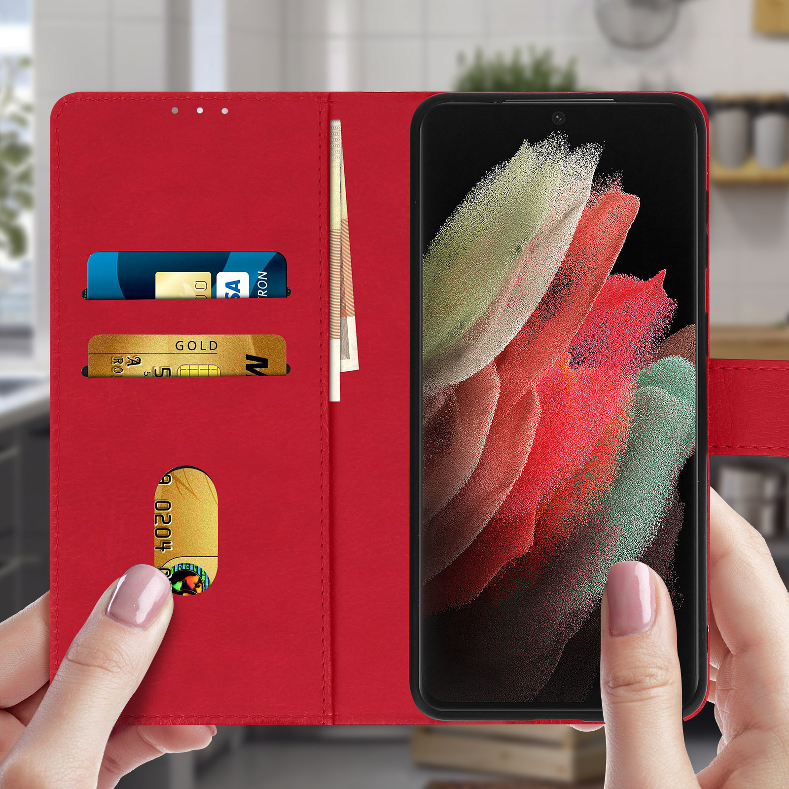 Custodia rossa con fessure per carte, aperta. Una mano tiene un telefono.