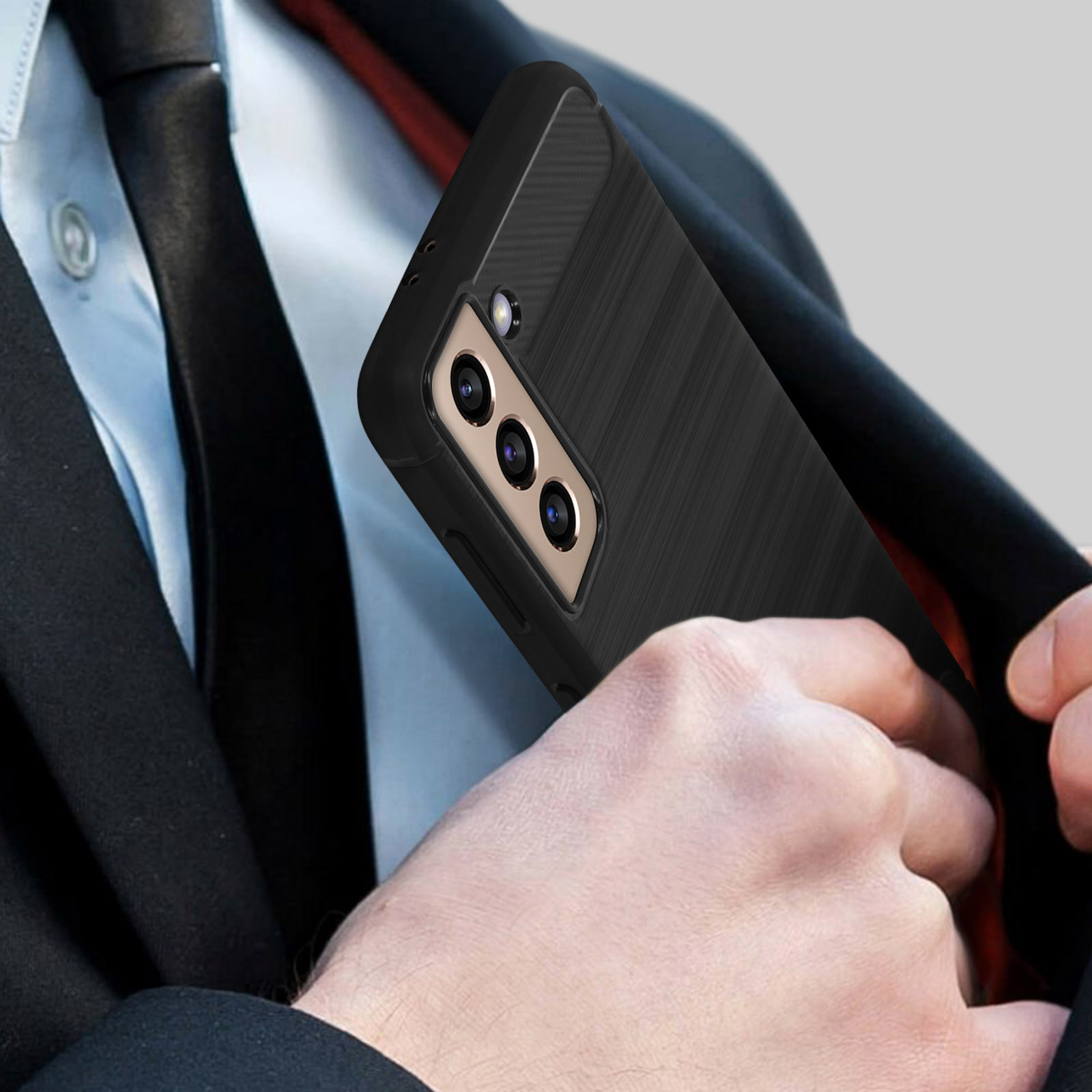 Una custodia nera per telefono in tasca, con cravatta nera e giacca visibili.