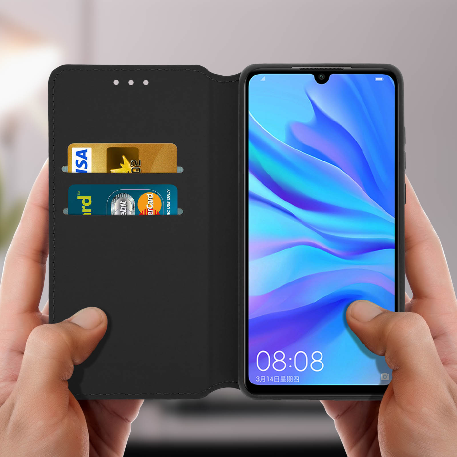 Mani che tengono un telefono in una custodia nera, con carte all'interno. L'ora 08:08 visualizzata.