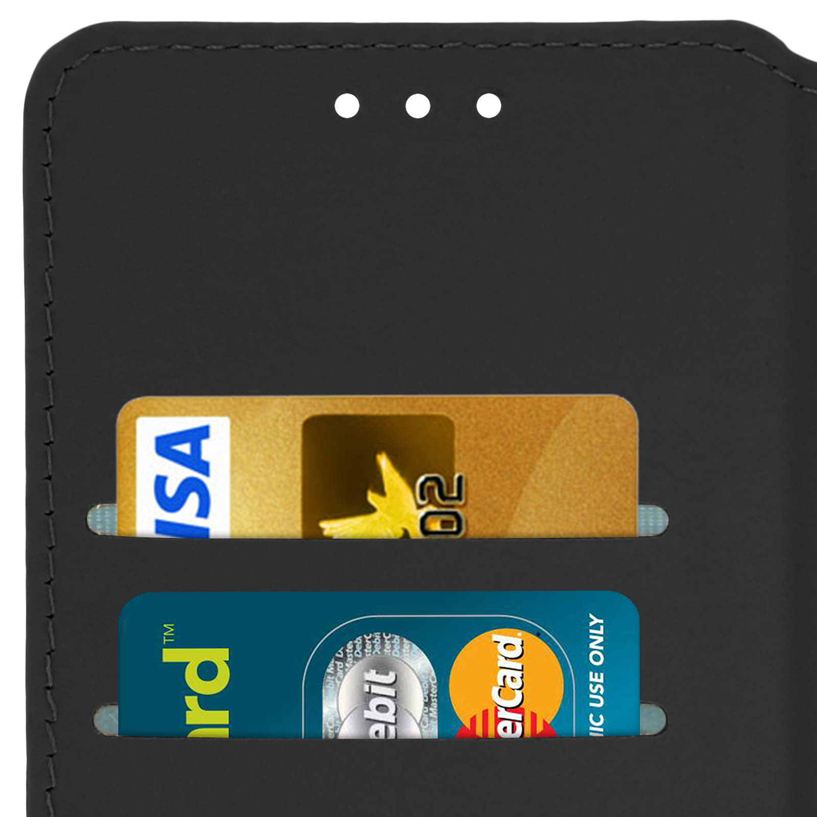 Primo piano di carte di credito dentro una custodia nera, con fessura.