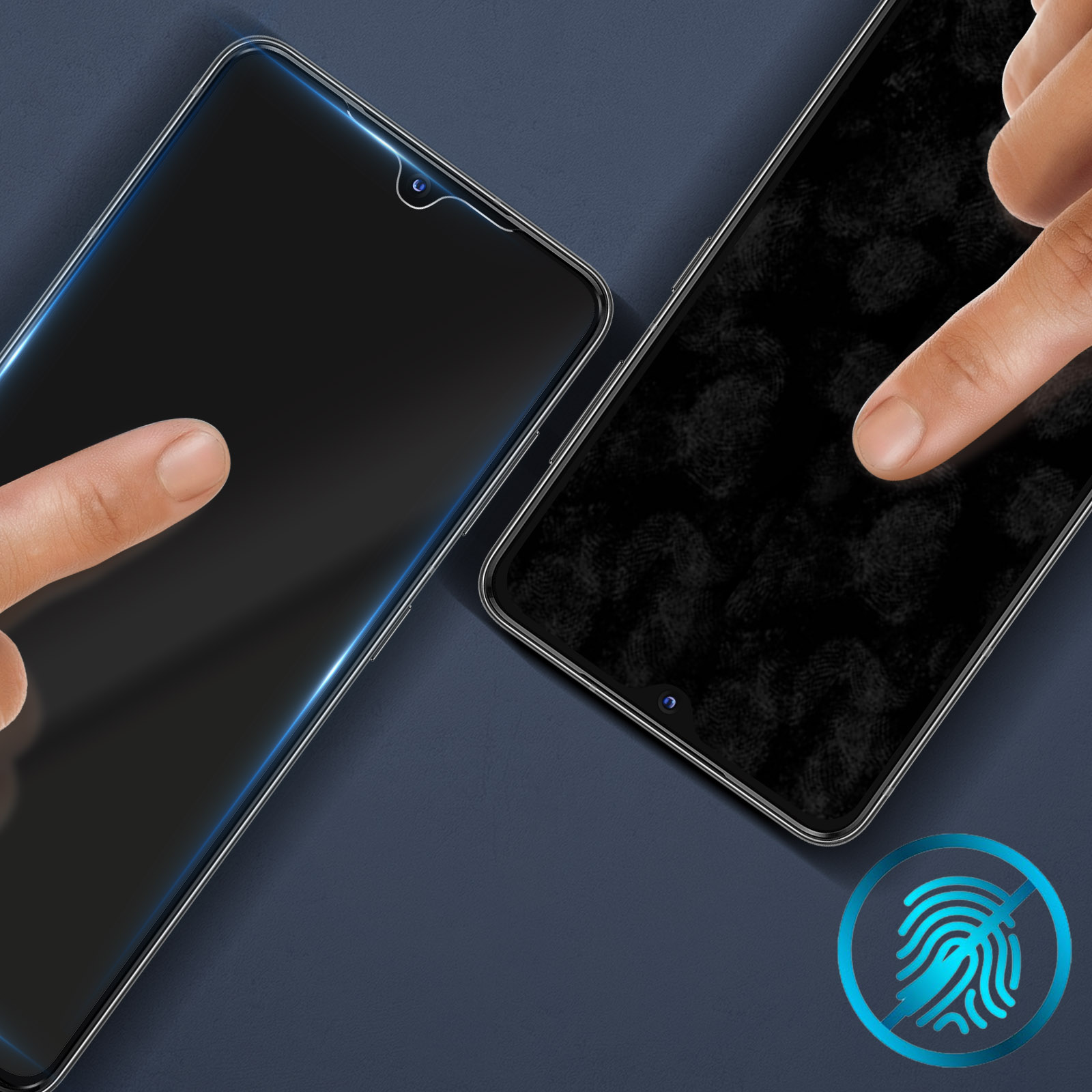 Due telefoni con protezioni schermo. Uno pulito, l'altro con impronte digitali. Dita toccano gli schermi. Icona blu impronta digitale a destra.