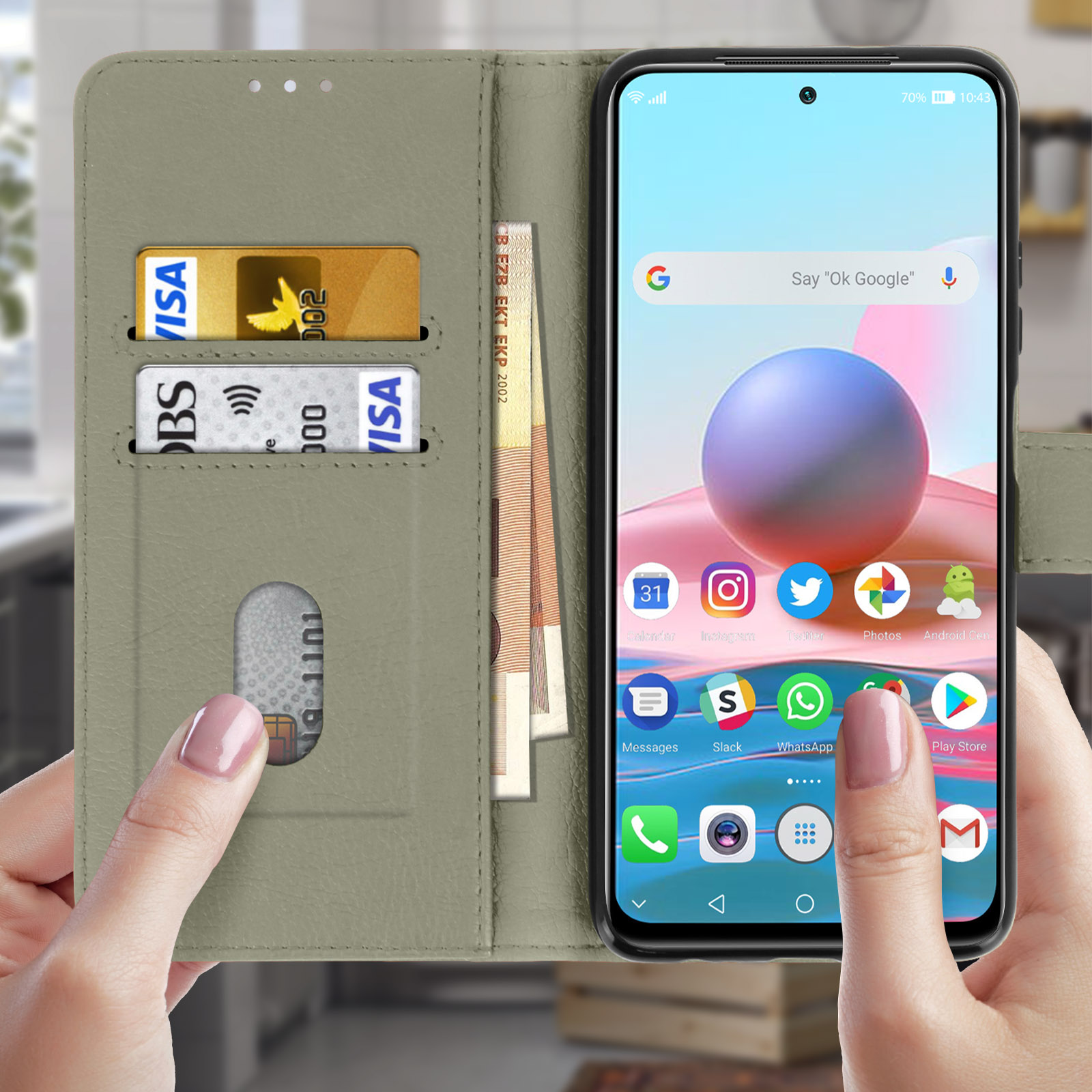 Un telefono in una custodia a portafoglio verde, che mostra una schermata iniziale con carte e denaro.