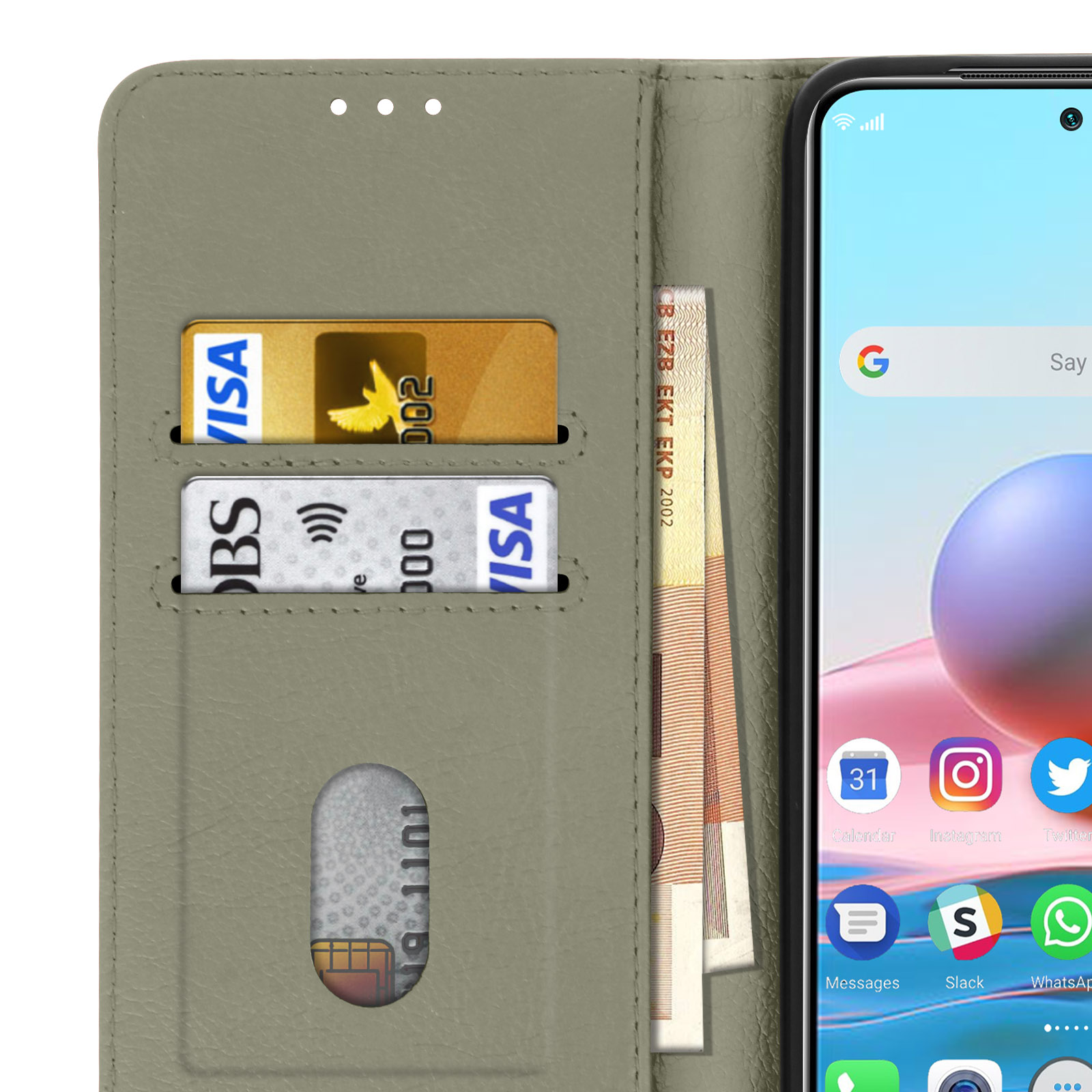 Una custodia verde per telefono aperta con carte e denaro. Un telefono con schermo app a destra.