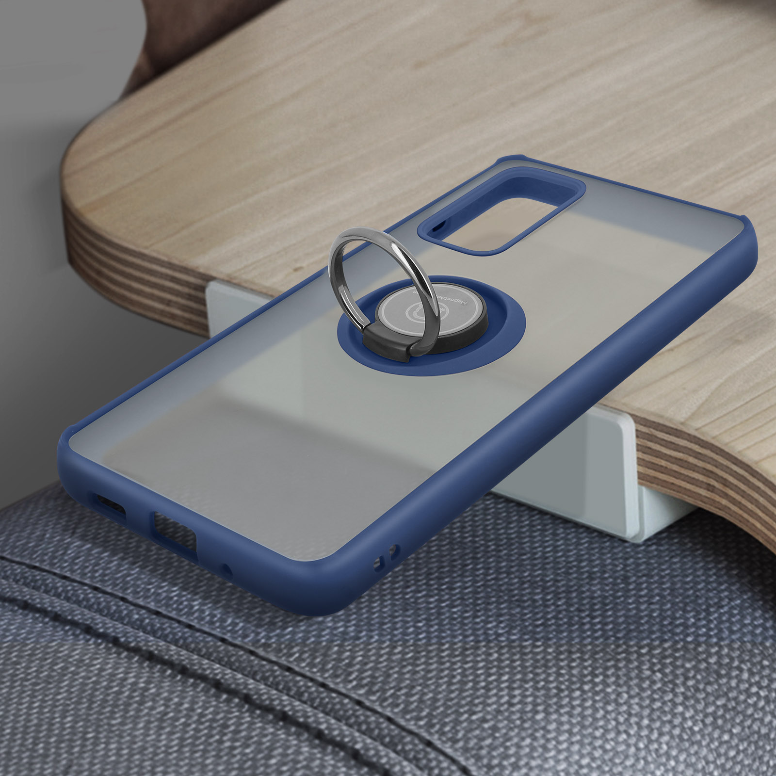 Een blauwe telefoonhoes met een ringhouder. De telefoon is transparant.