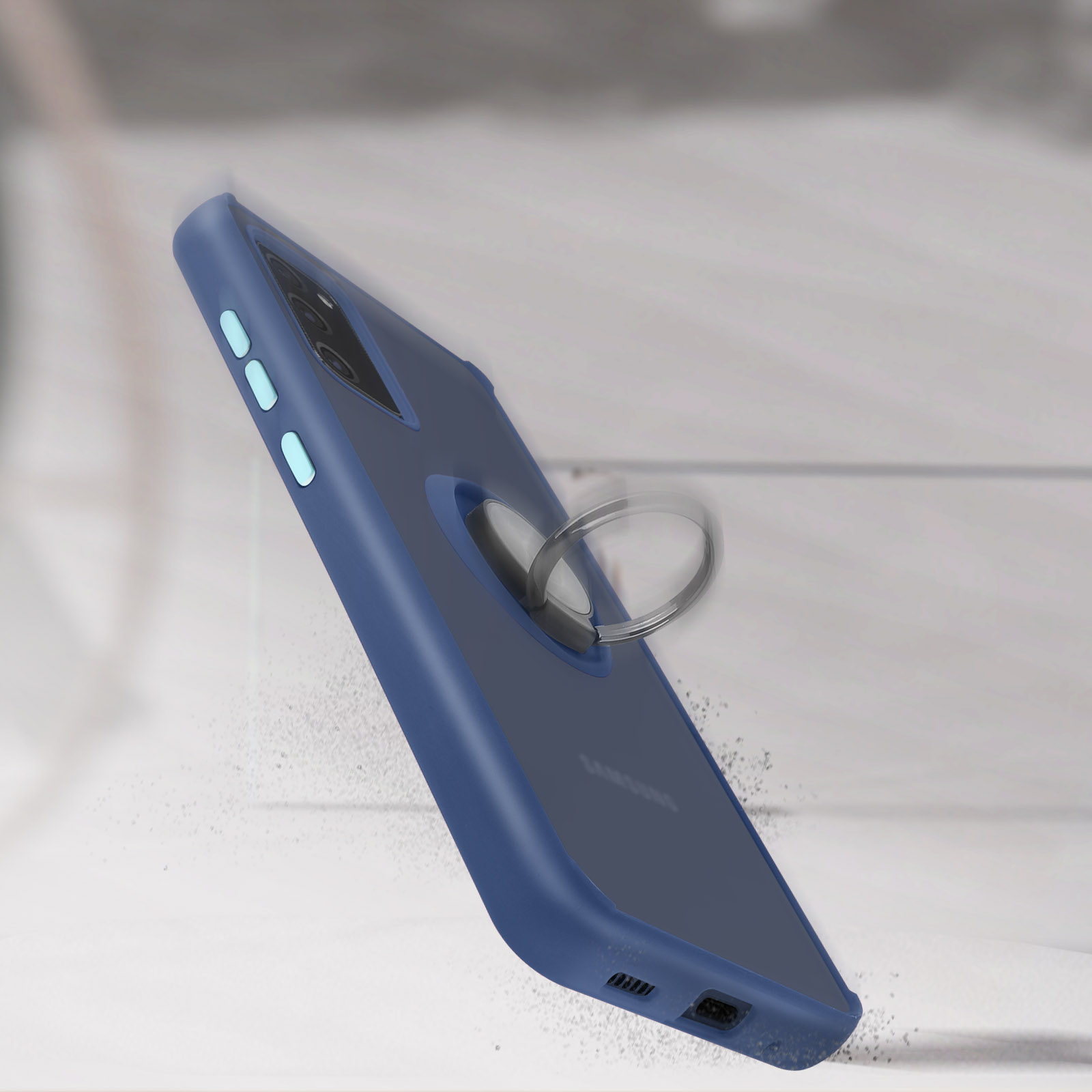 Blauwe telefoonhoes met ring. Telefoon gekanteld, stof zichtbaar.