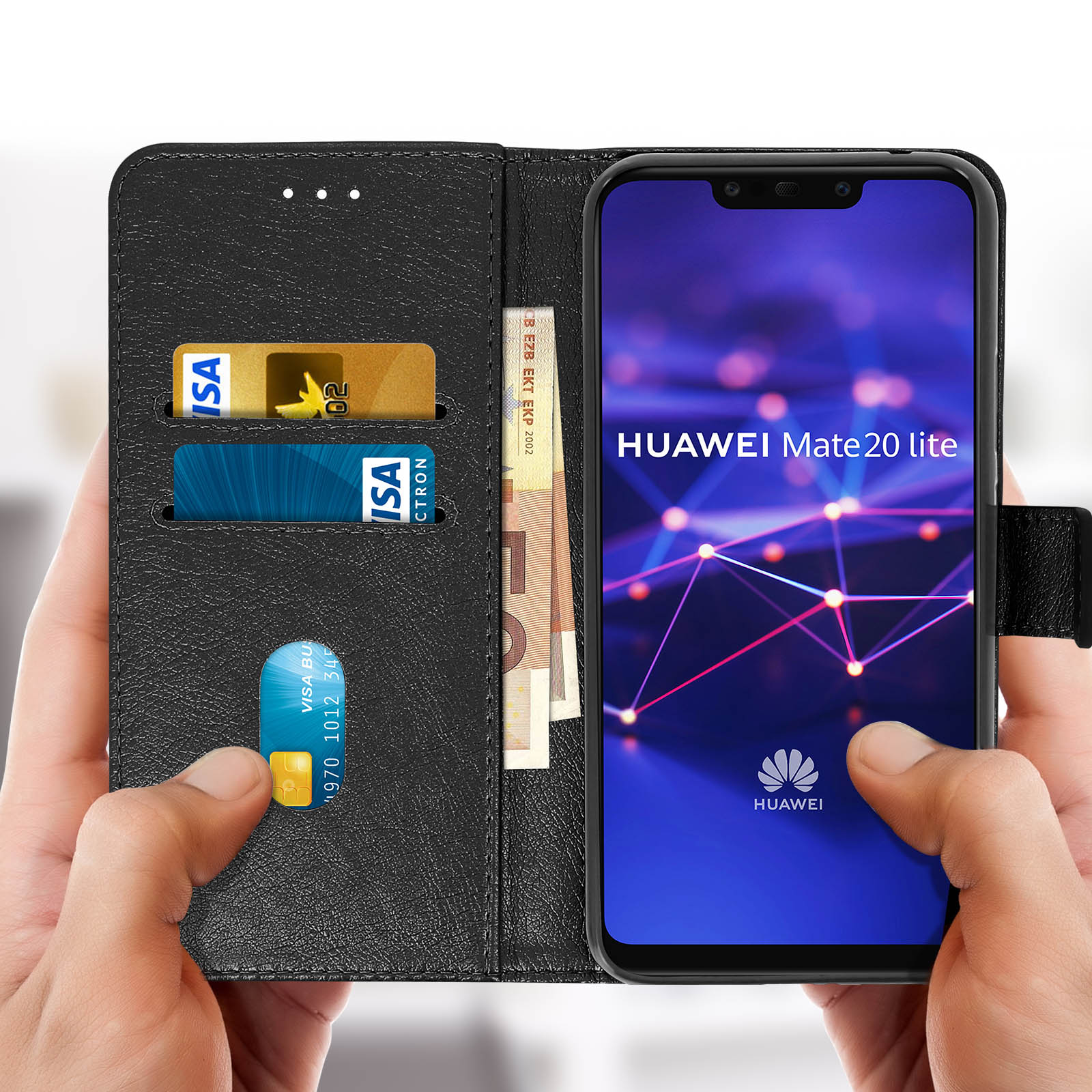 Una persona tiene in mano un telefono con una custodia a portafoglio aperta, mostrando carte e schermo.