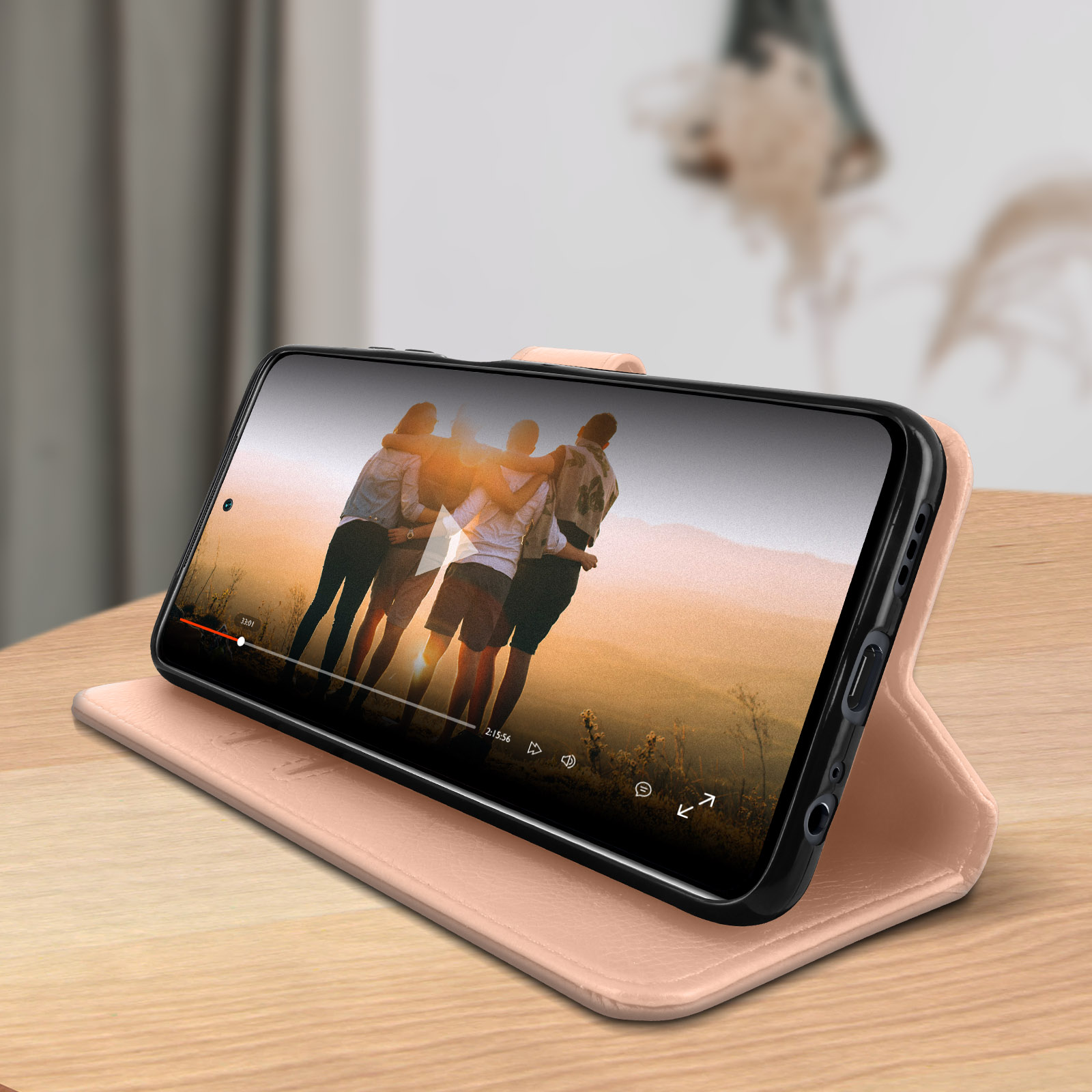 Telefon, das ein Video mit Personen in einem rosa Etui zeigt.