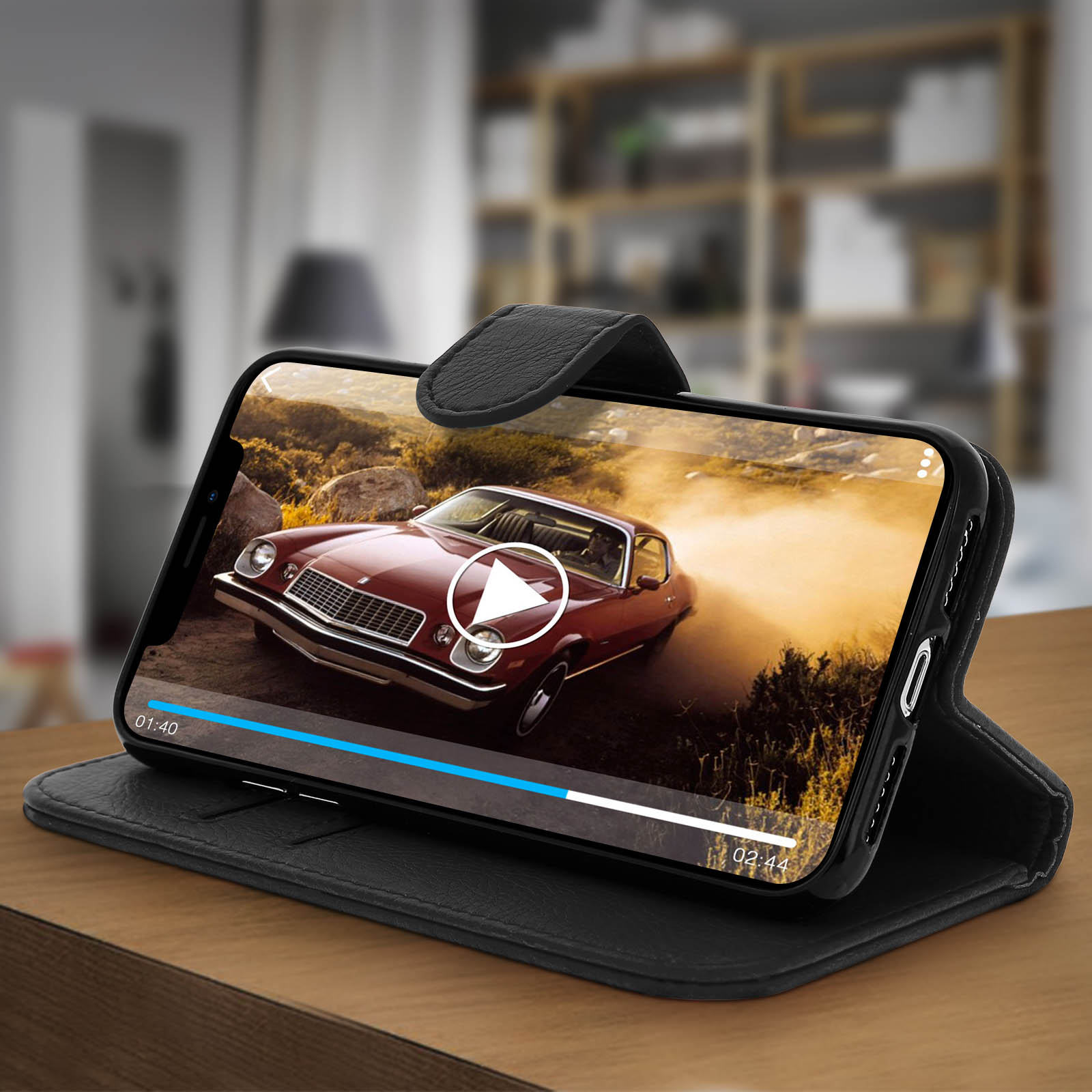 Un telefono che mostra un video di un'auto con la custodia aperta.