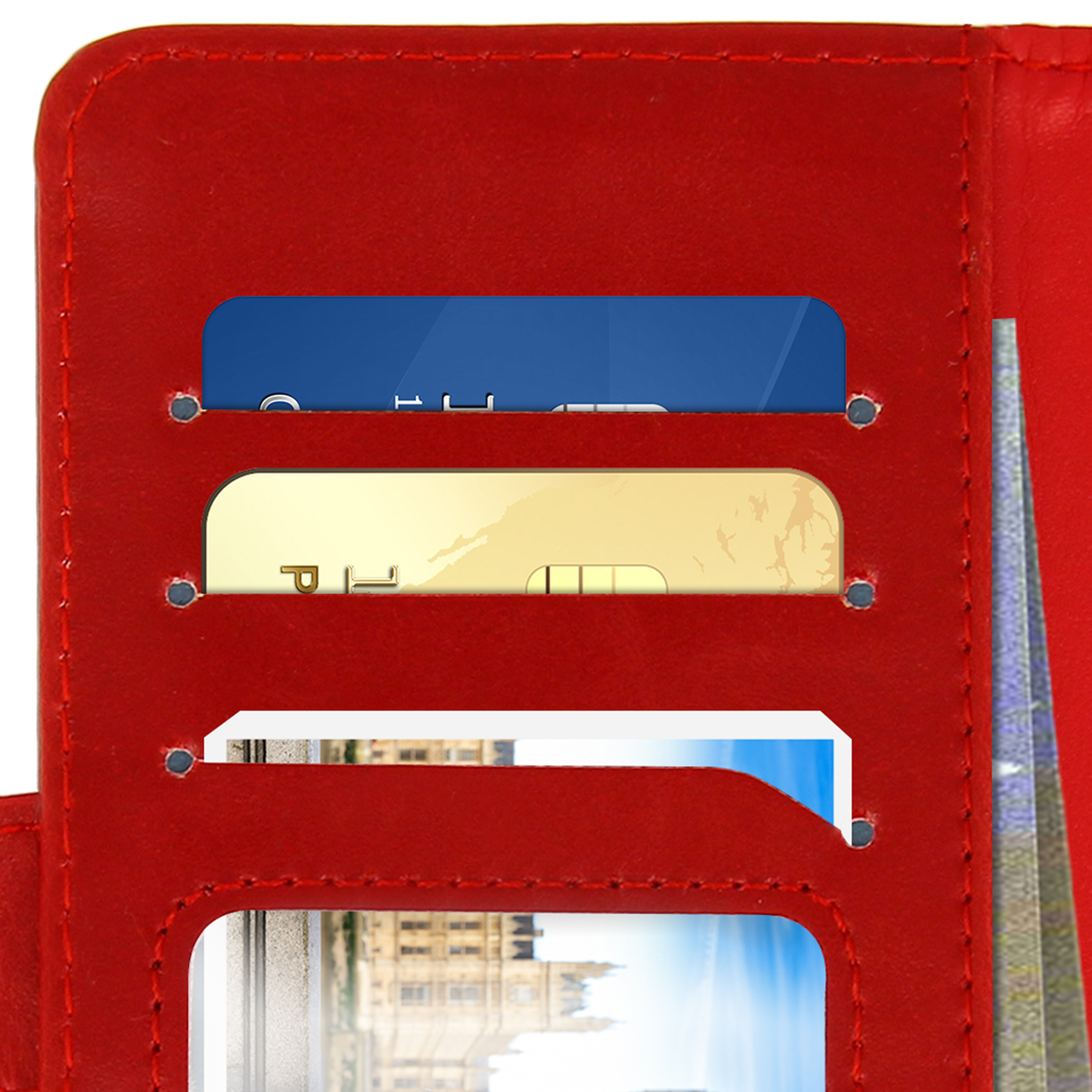 Custodia rossa aperta. Carte nelle fessure. Carte blu, dorate e bianche visibili.