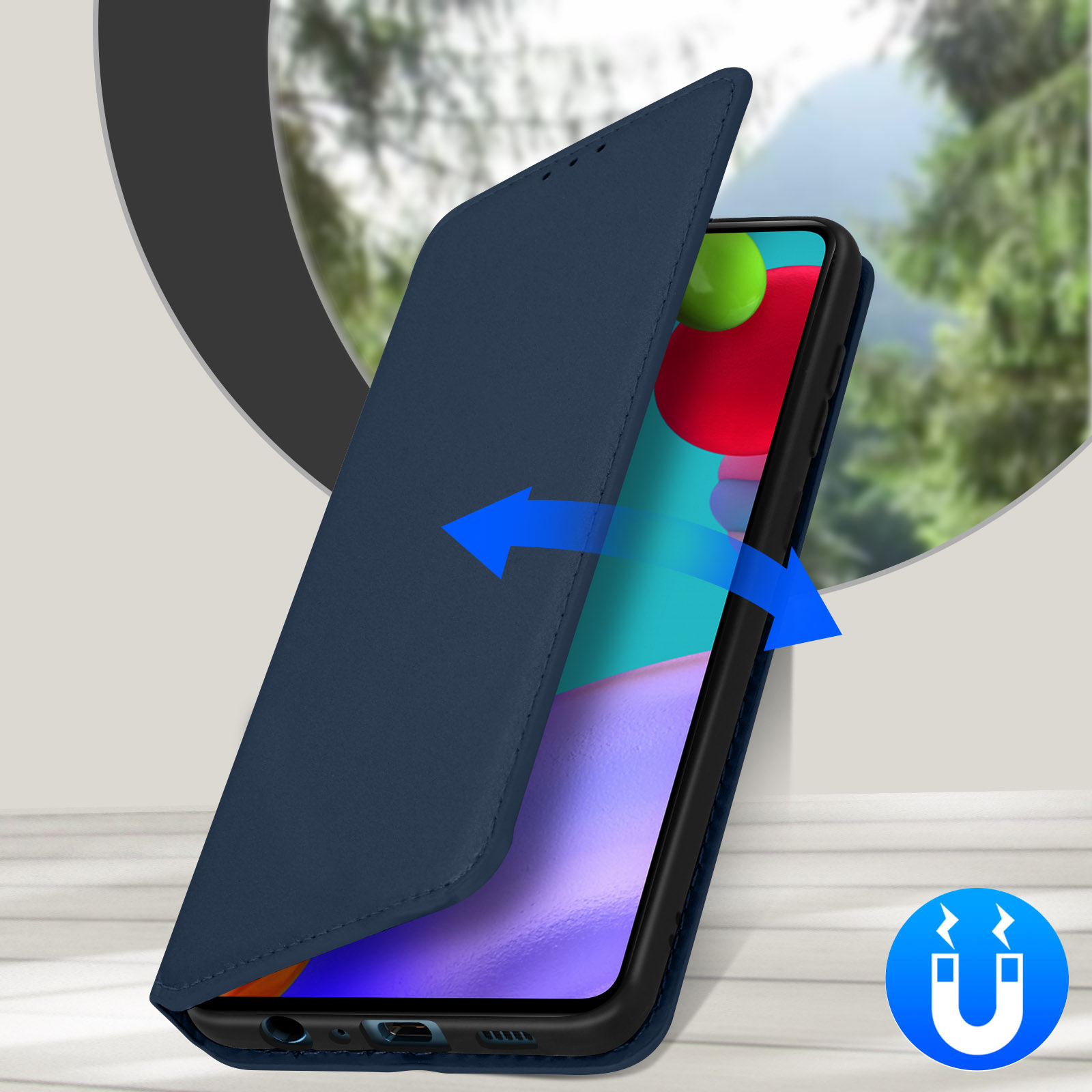 Custodia blu aperta con frecce e logo magnete. Telefono dentro. Sfondo sfocato.