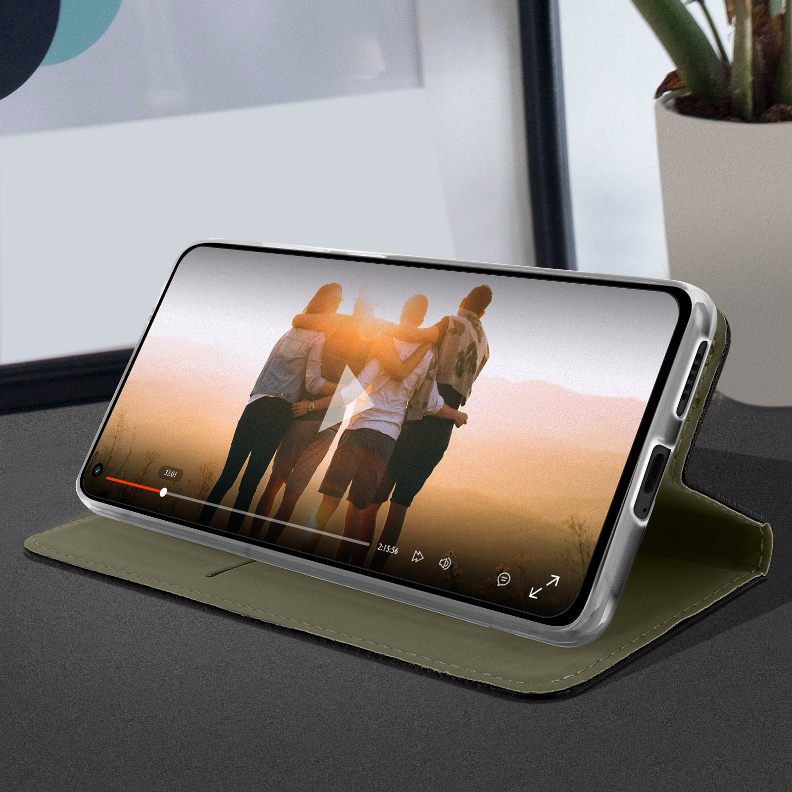Telefoon in een hoes met een videoscène van mensen. De hoes is olijfgroen.