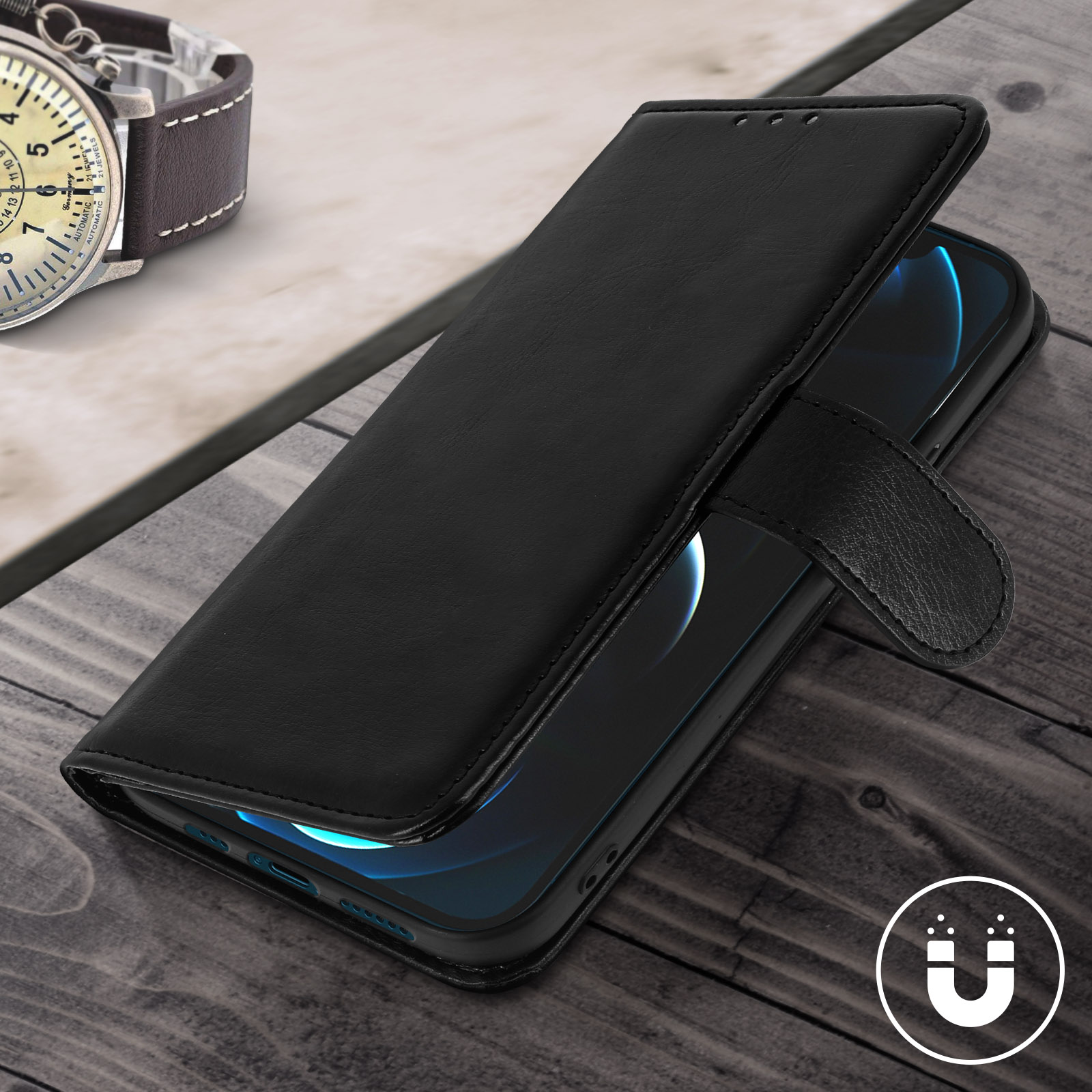 Téléphone noir dans un étui en cuir. Montre sur le bureau en arrière-plan.