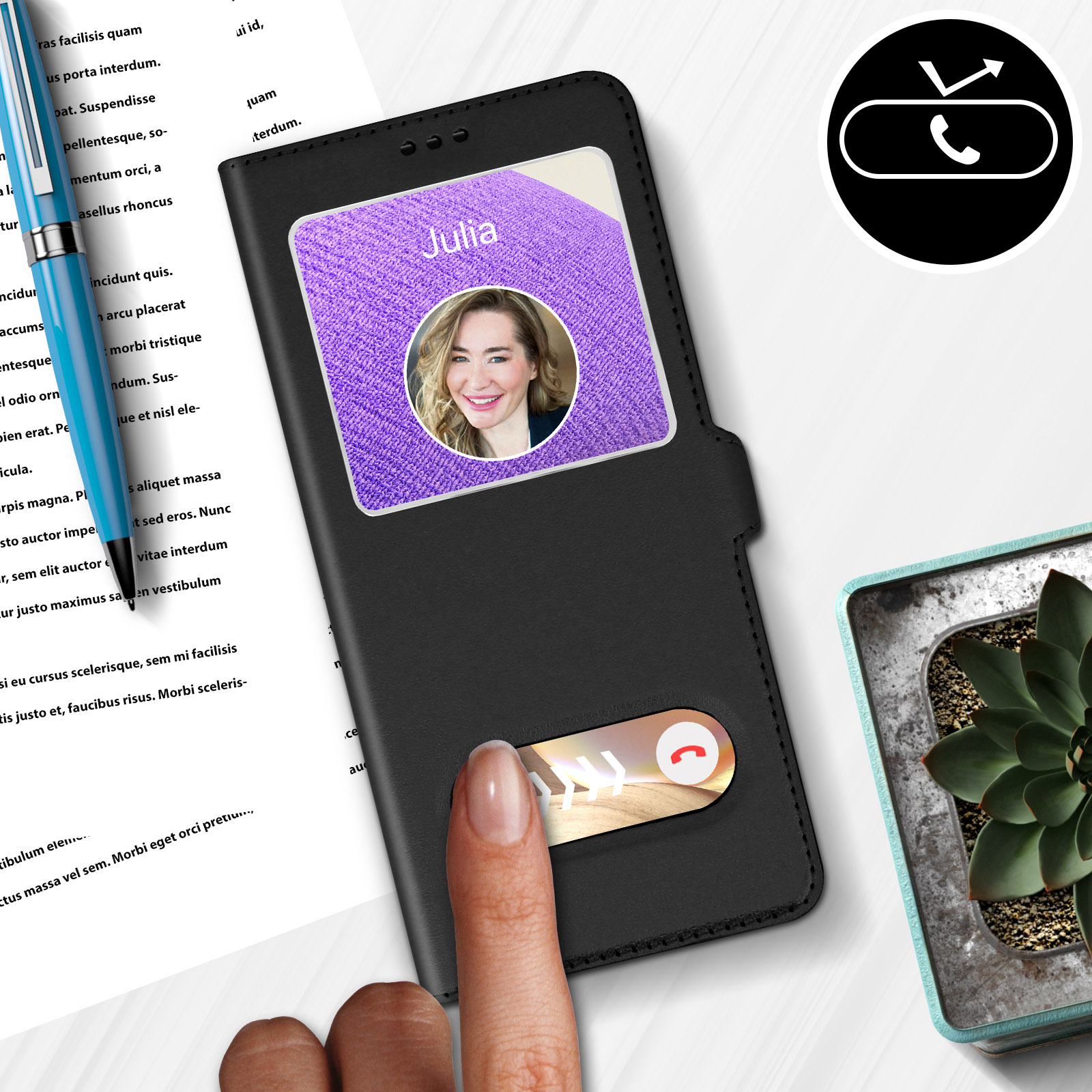 Un étui de téléphone noir est ouvert, montrant une photo d'une femme. Une plante est en arrière-plan.