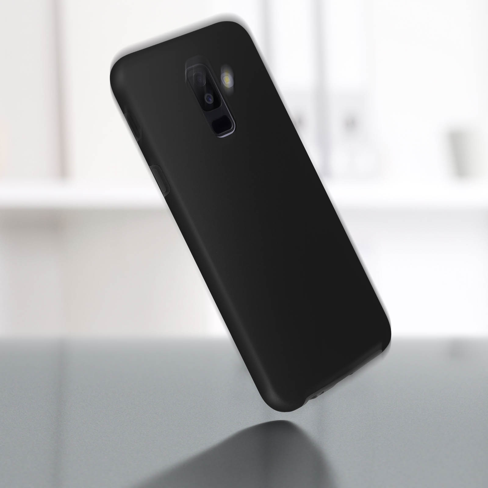 Custodia nera per telefono su una superficie riflettente. Il telefono ha una fotocamera.