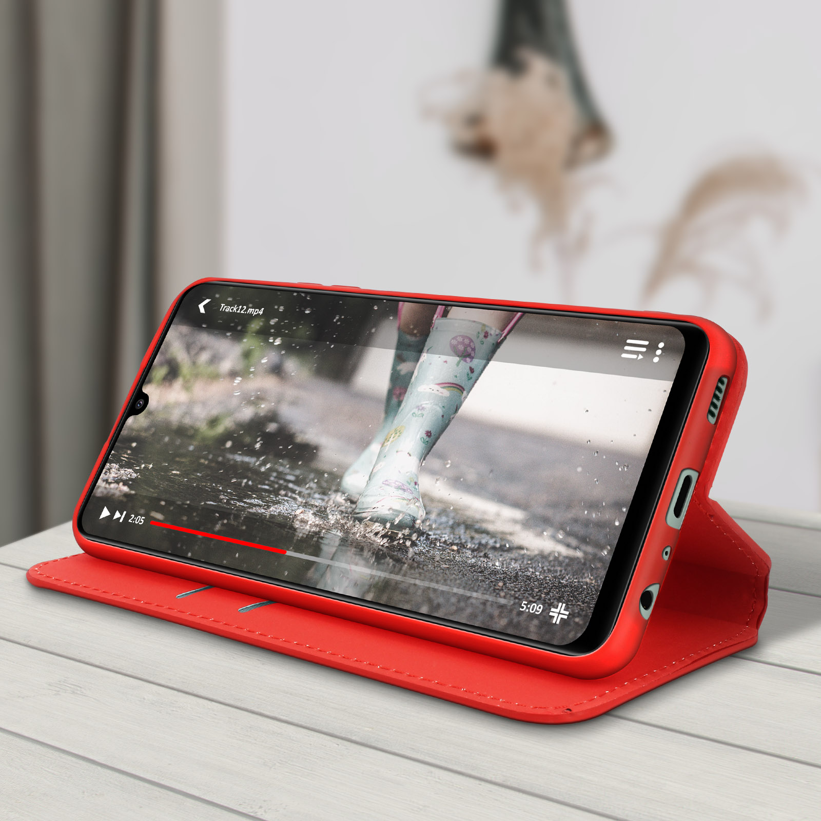 Funda de teléfono roja, mostrando un video de gente con botas de lluvia.